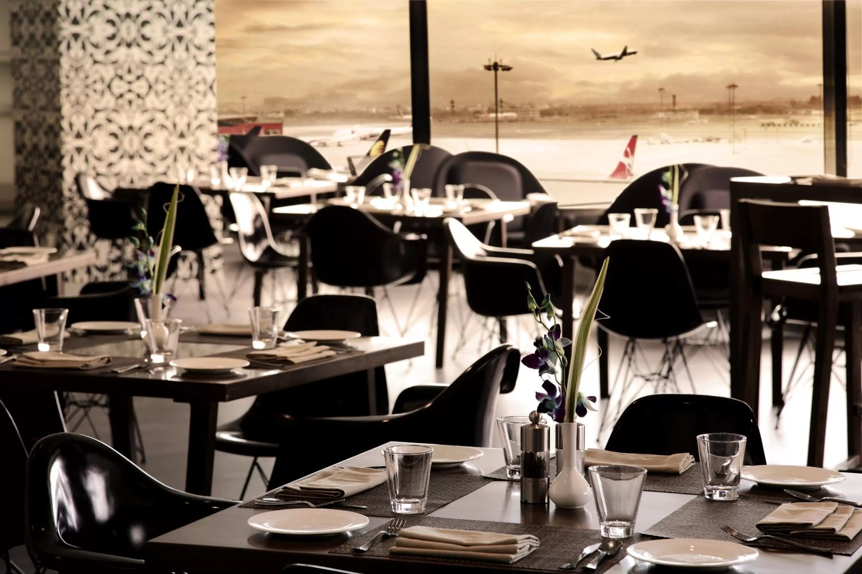 Restaurant/places to eat in Holiday Inn Express New Delhi International Airport T3 by IHG