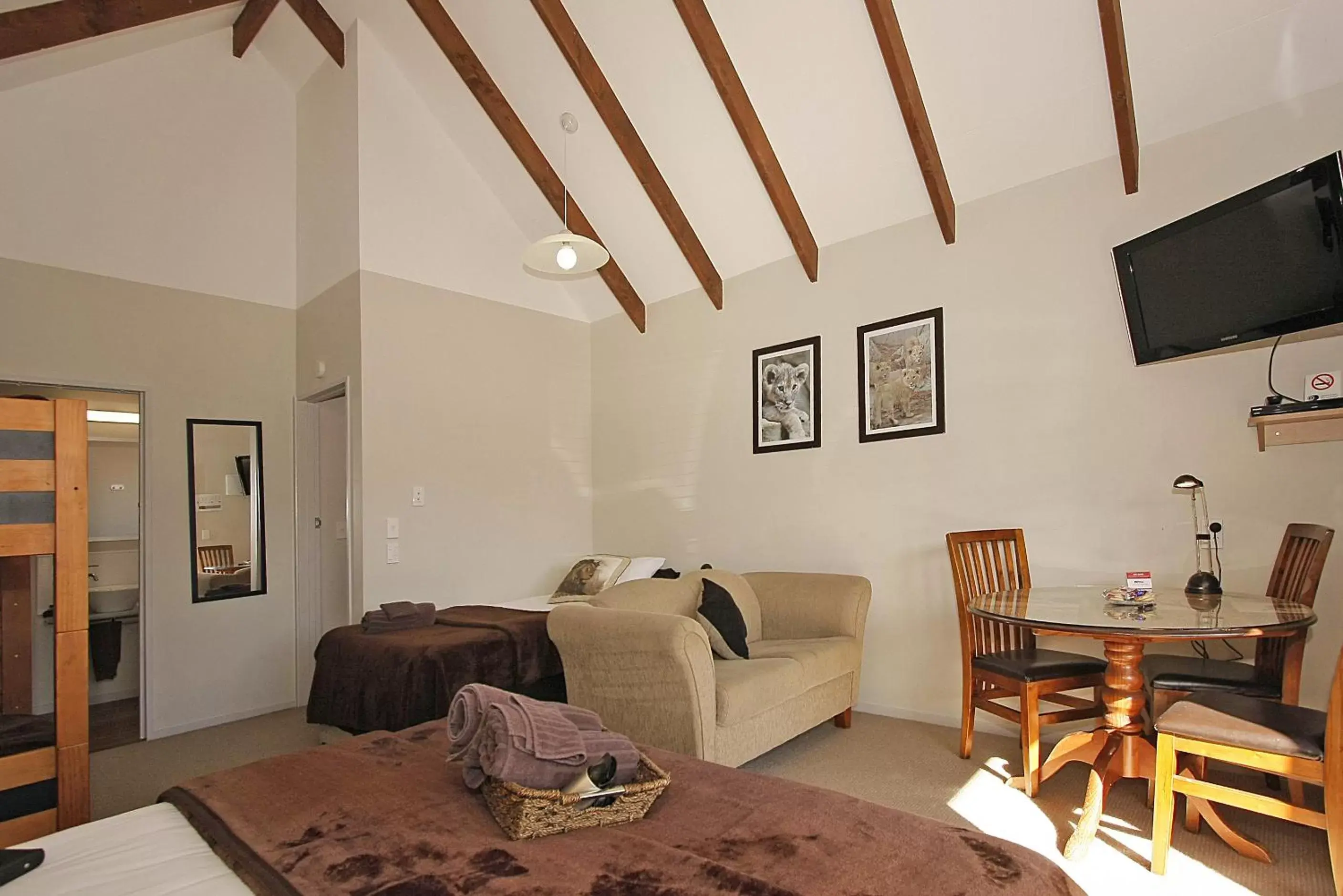 Photo of the whole room, Seating Area in Big Five Motel