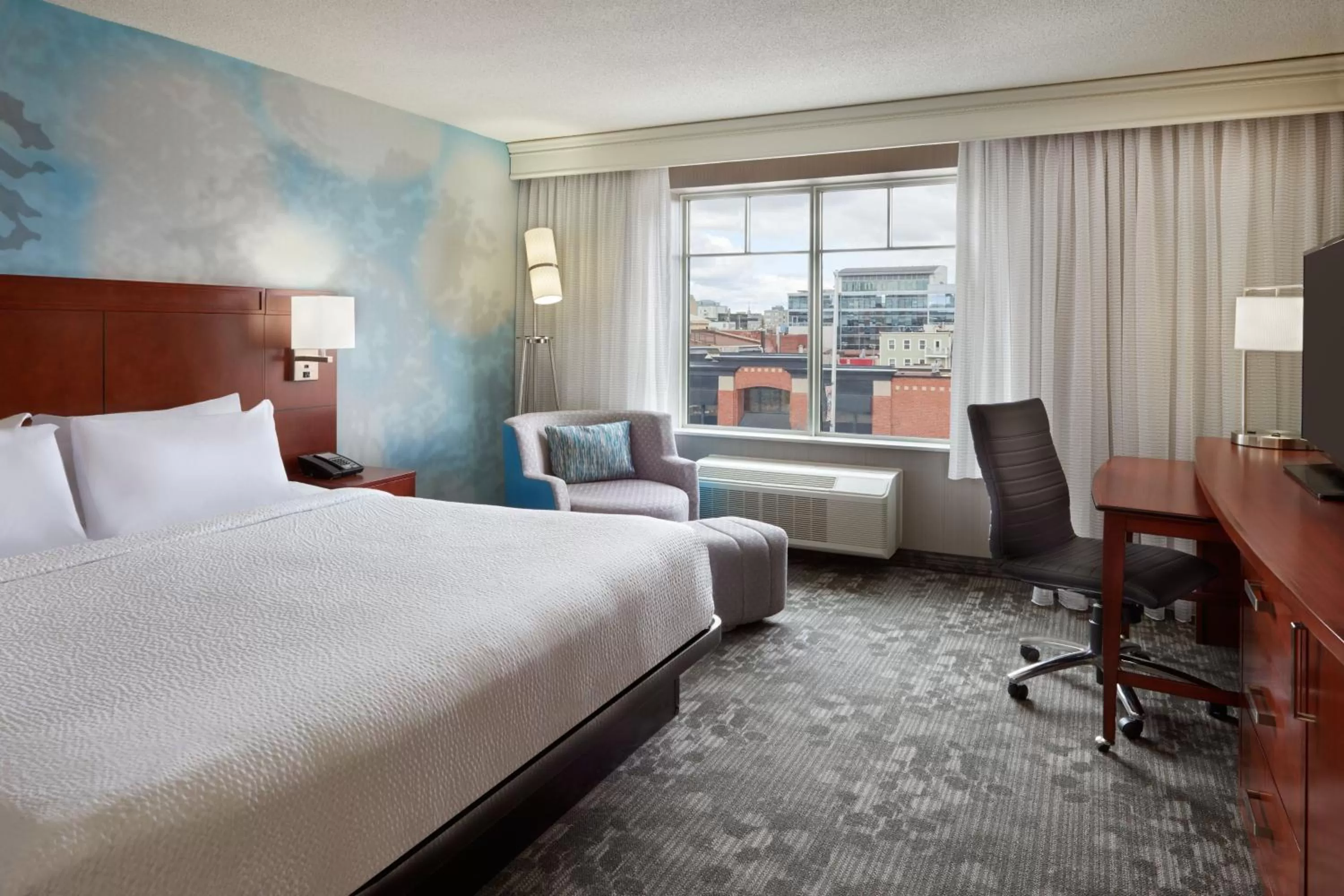 Photo of the whole room, Bed in Courtyard by Marriott Ottawa Downtown