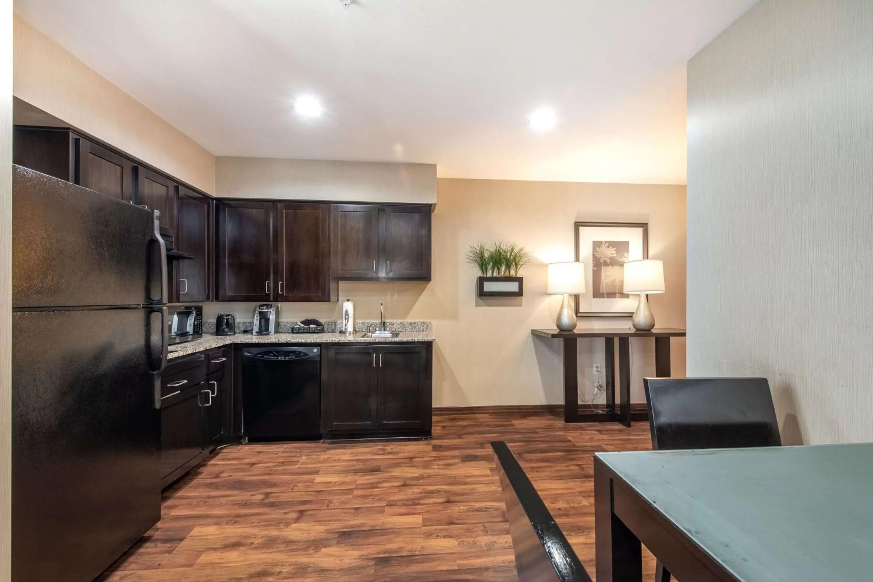Kitchen or kitchenette in Homewood Suites by Hilton Oxnard/Camarillo