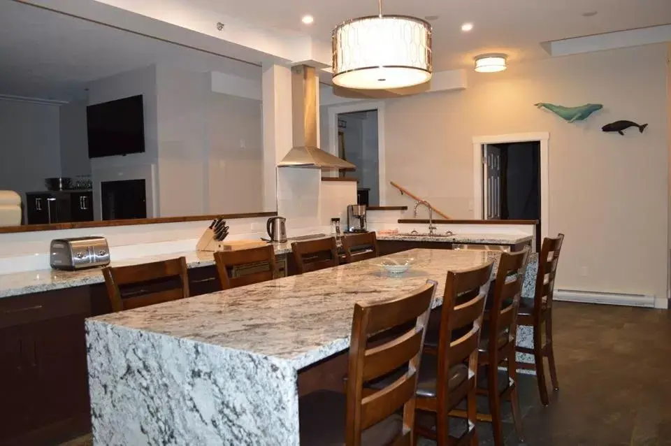 Dining Area in Driftwood Inn