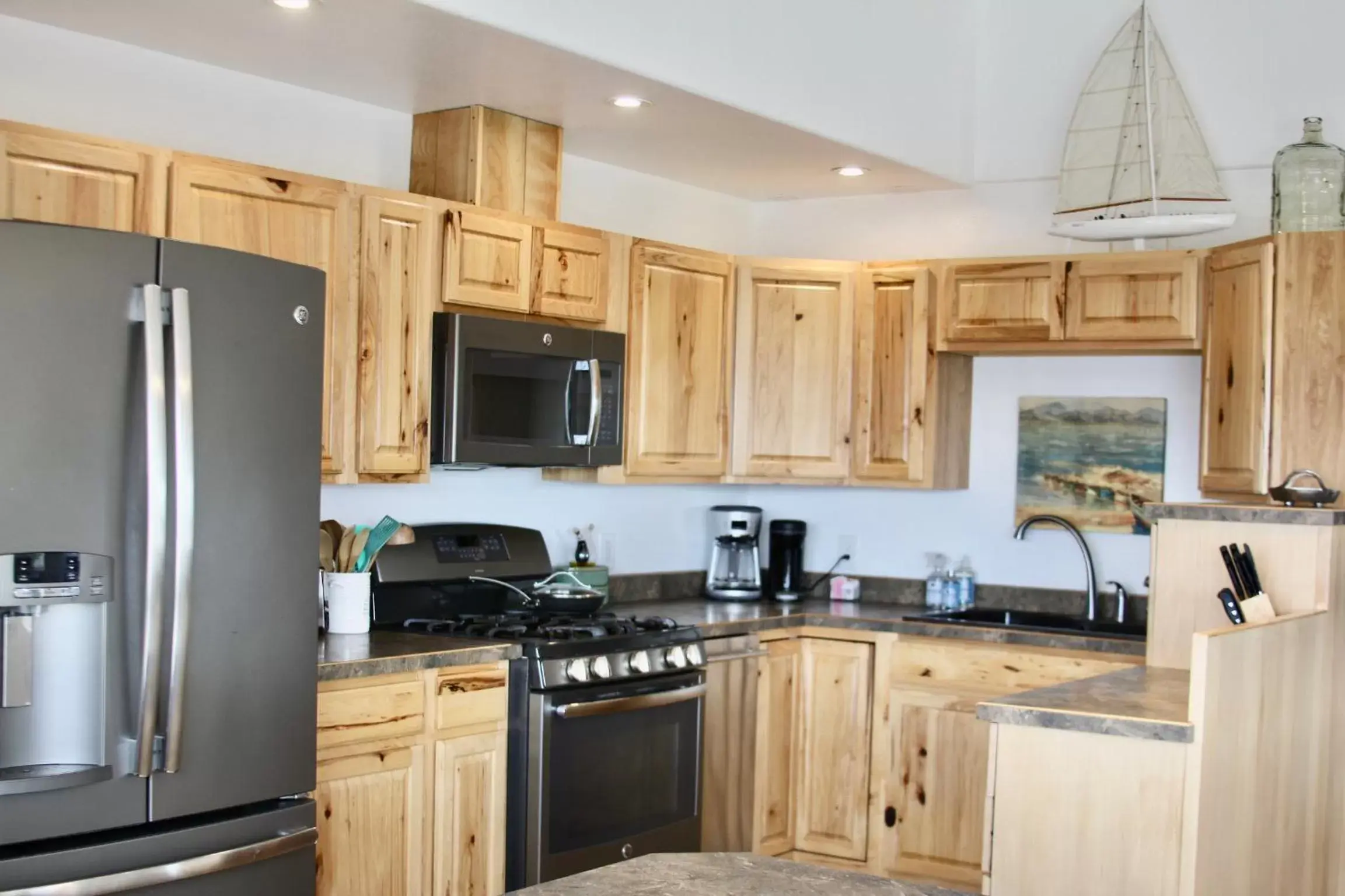 Kitchen/Kitchenette in Seafarer Suites