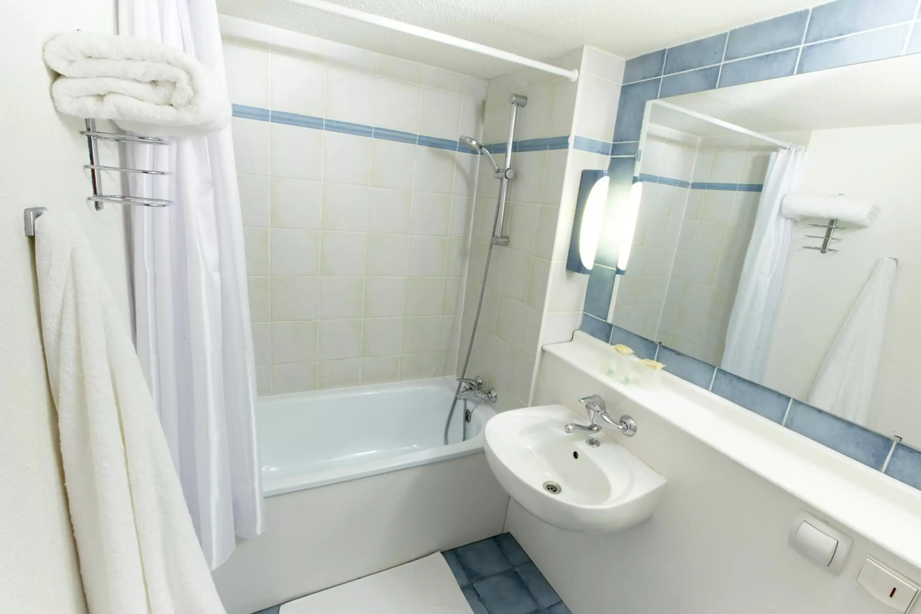 Shower, Bathroom in Campanile Nevers Nord - Varennes-Vauzelles