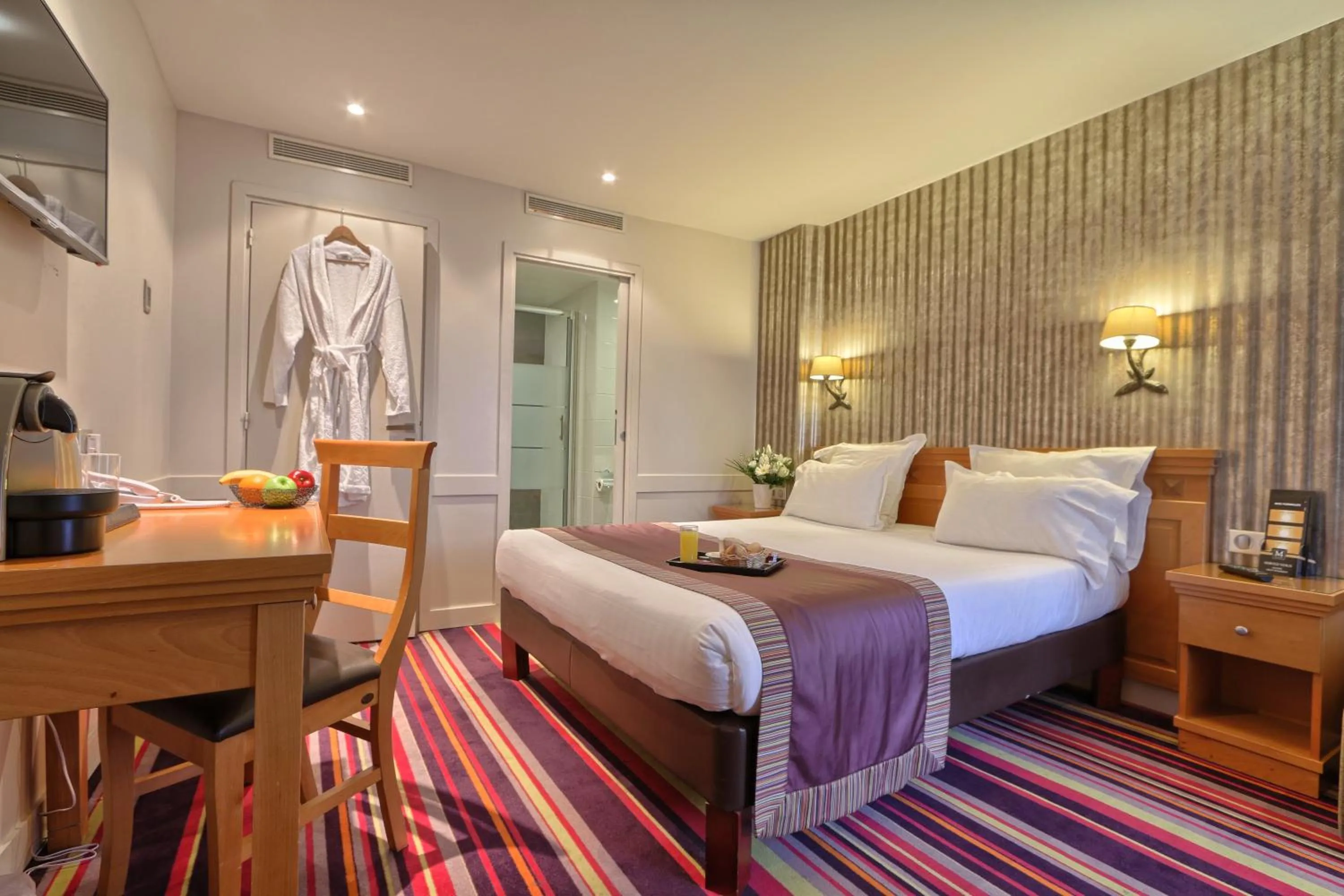 Photo of the whole room, Bed in Hôtel Mondial