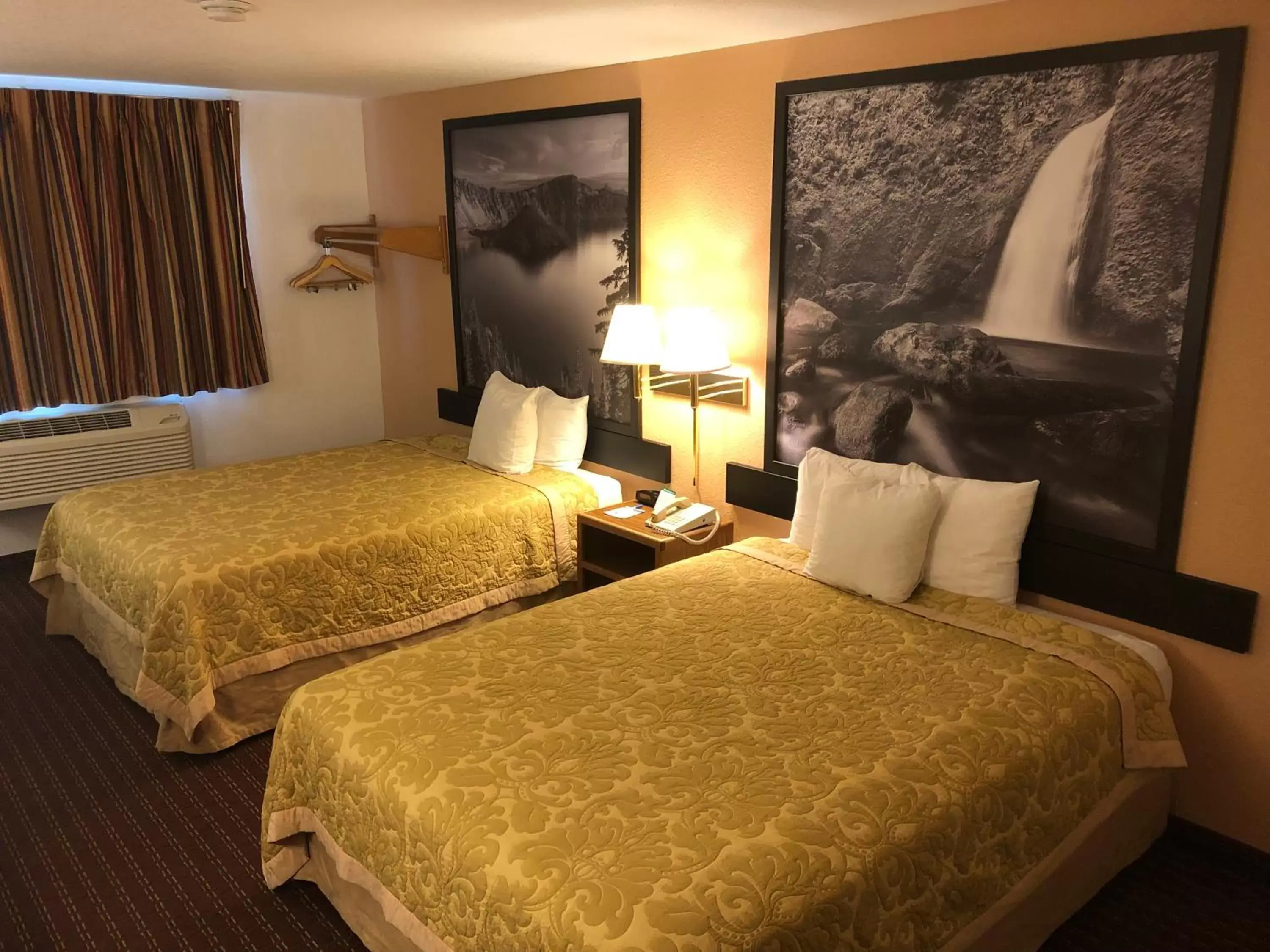 Photo of the whole room, Bed in Super 8 by Wyndham The Dalles OR