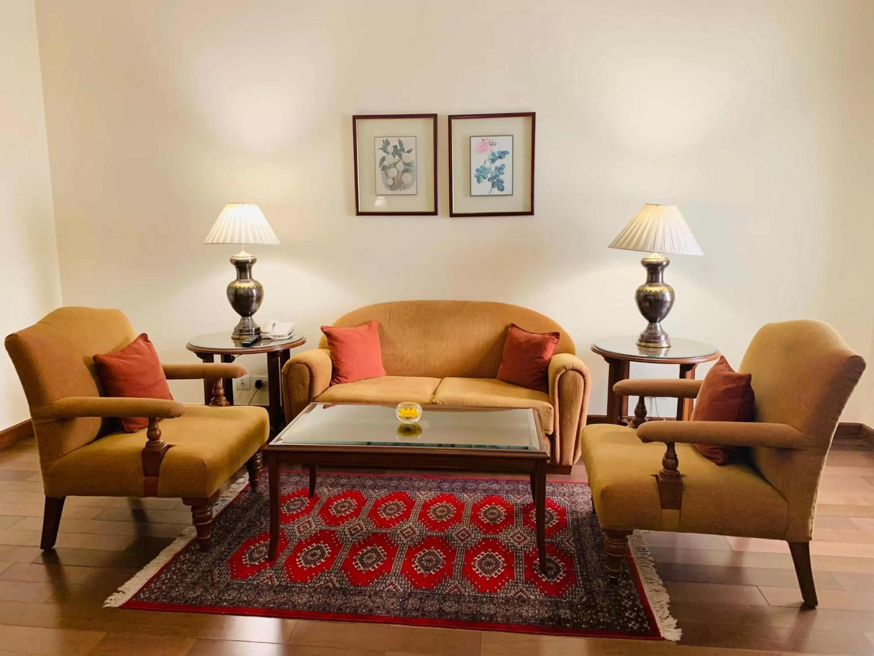 Living room, Seating Area in Maidens Hotel New Delhi