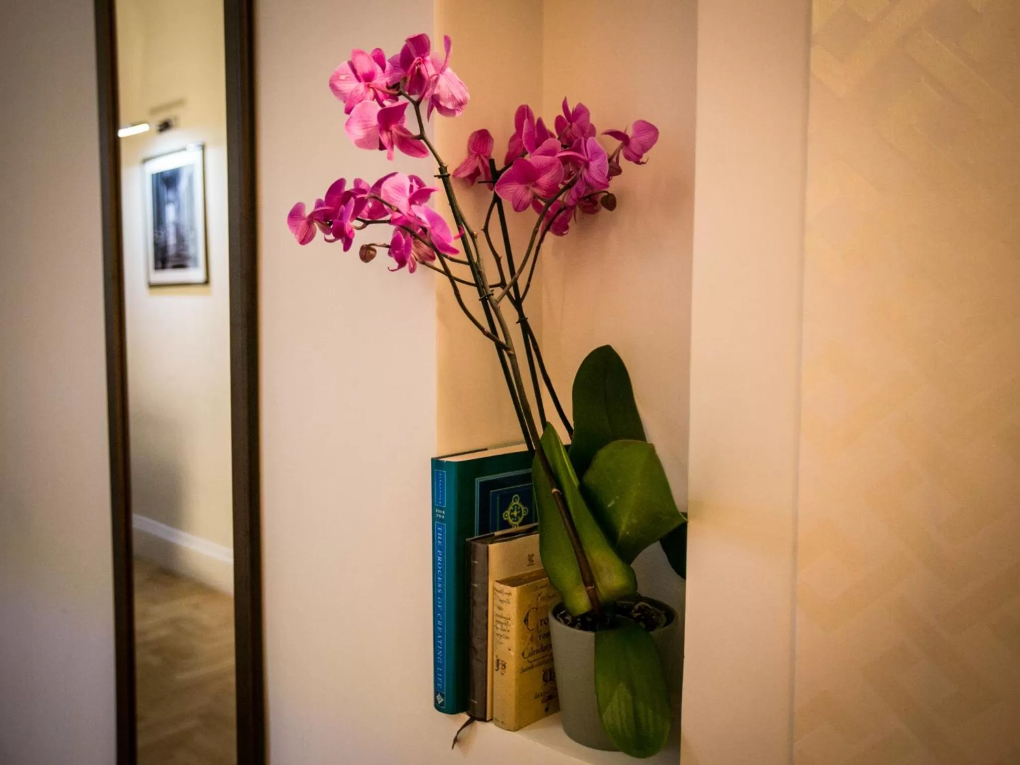 Decorative detail in Minerva Relais