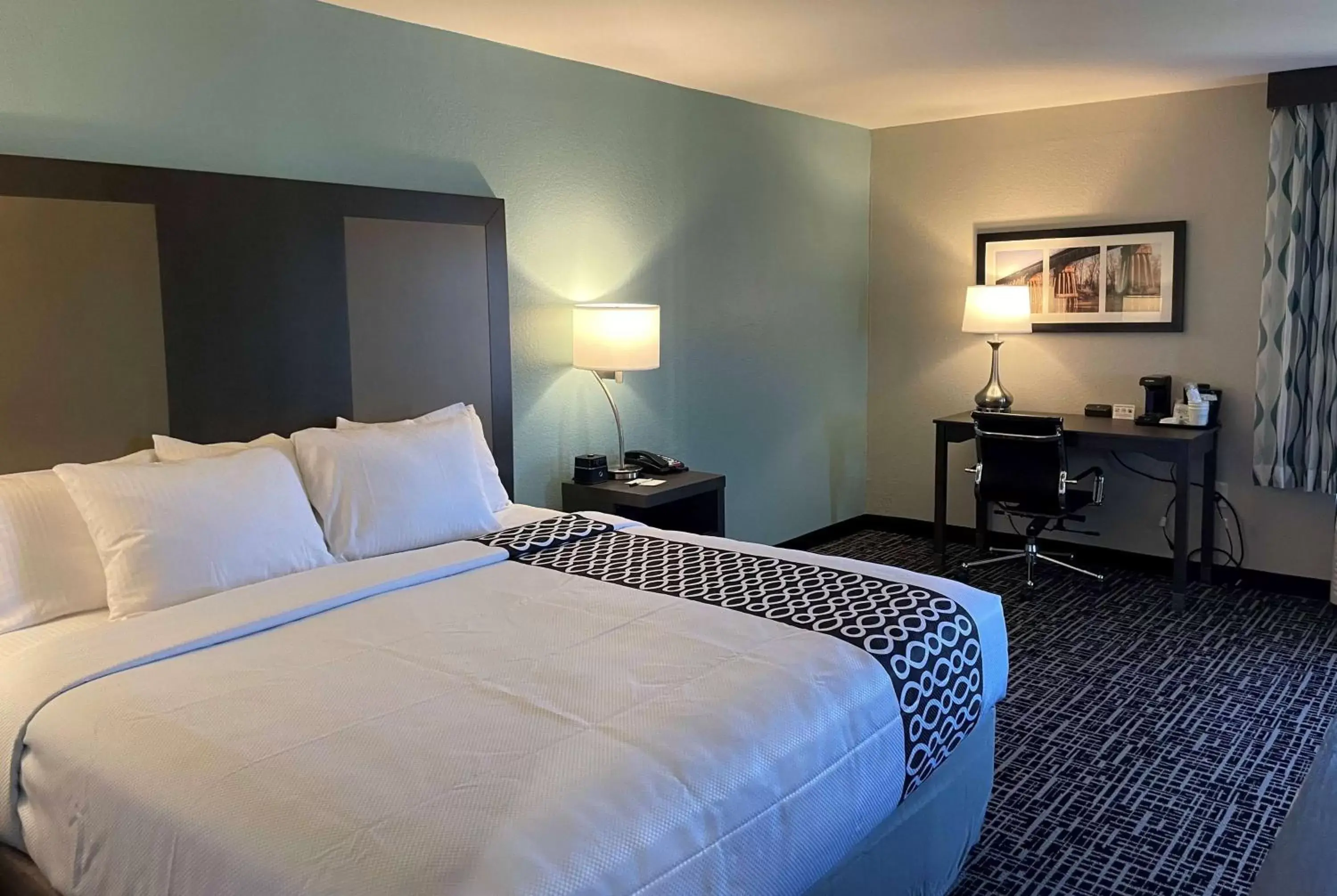 Photo of the whole room, Bed in La Quinta by Wyndham Jonesboro Photo of the whole room, Bed in La Quinta by Wyndham Jonesboro