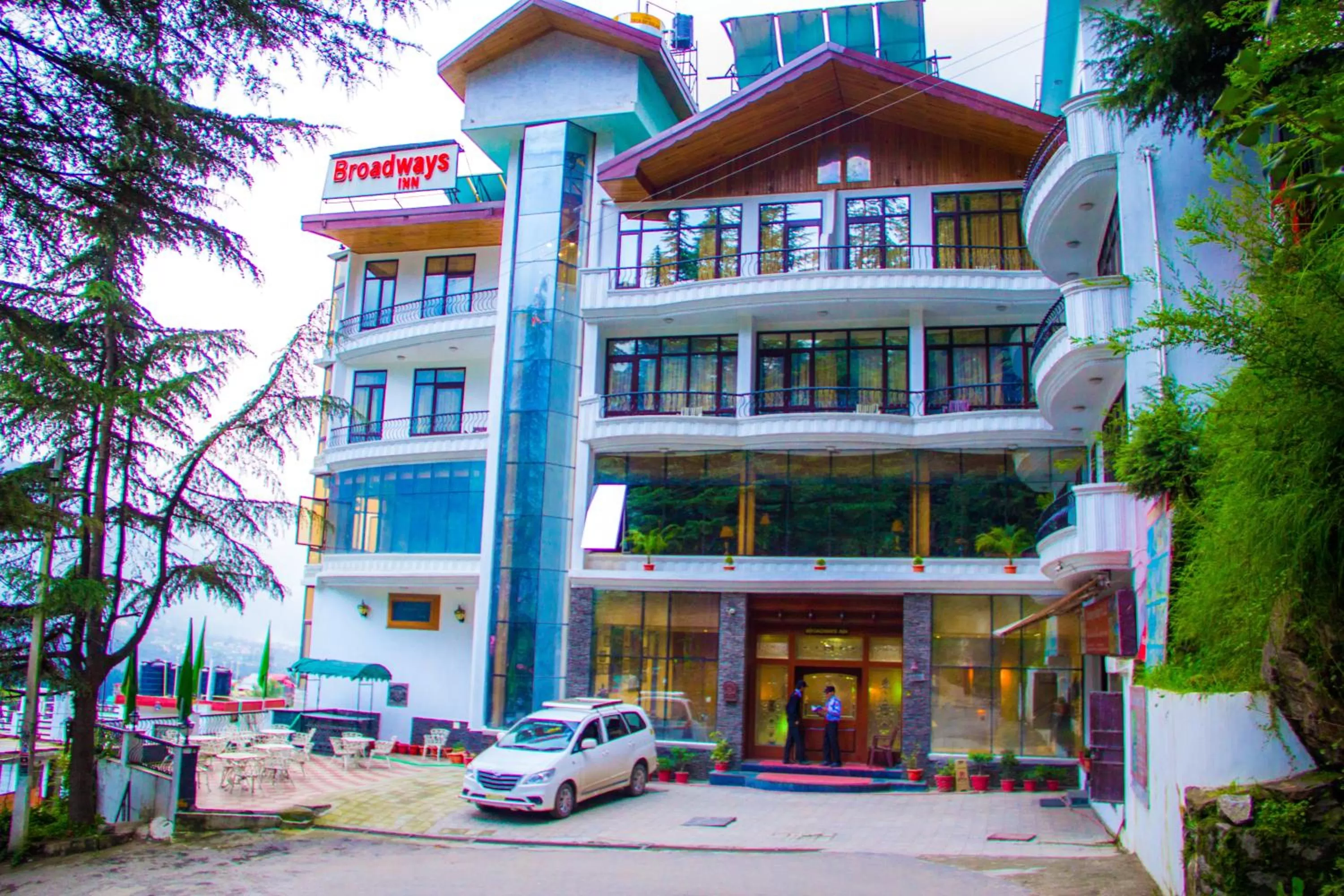 Property building in Hotel Broadways Inn