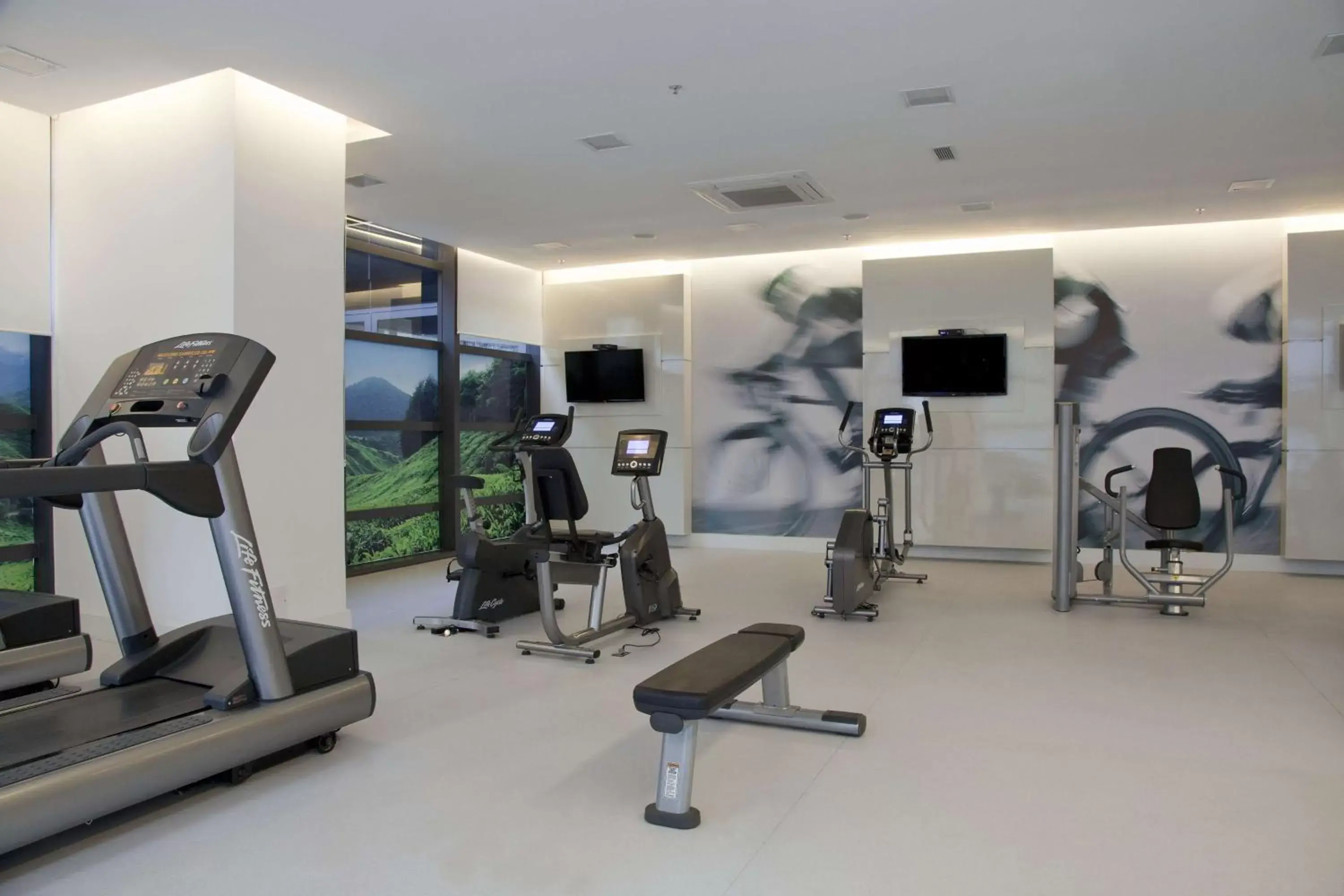 Activities, Fitness Center/Facilities in NH Curitiba The Five