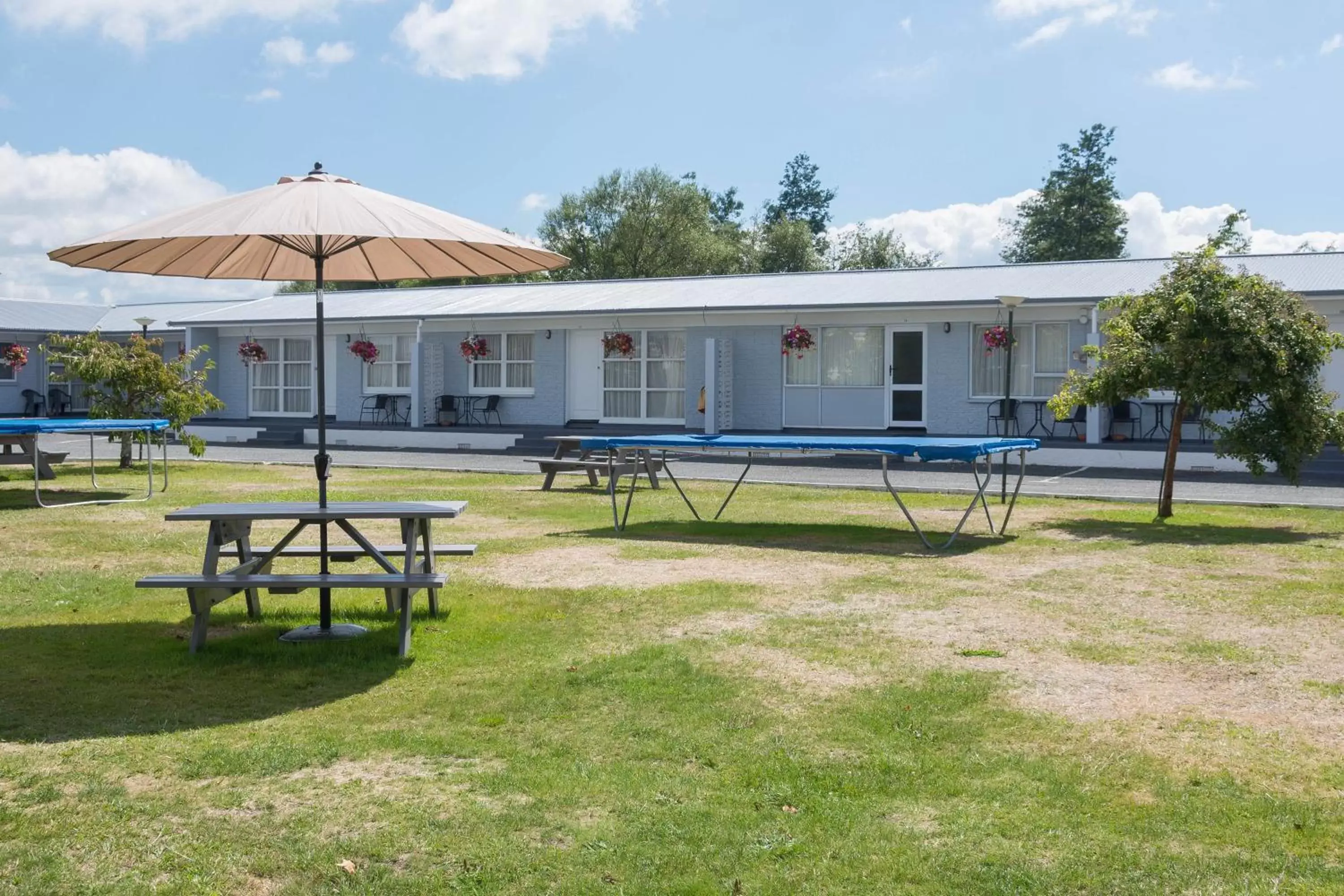 Property Building in Cleveland Thermal Motel