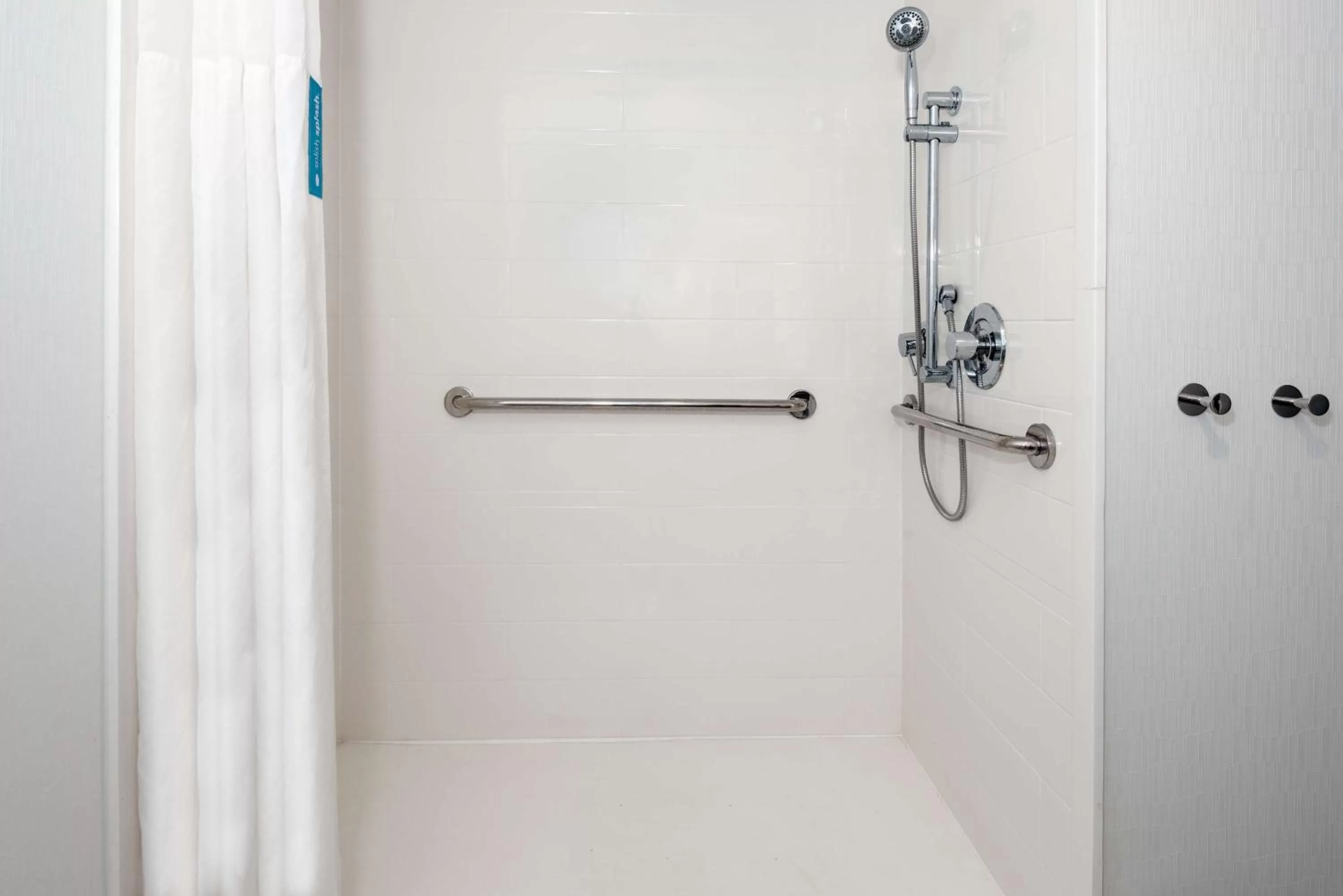 Bathroom in Hampton Inn Salisbury