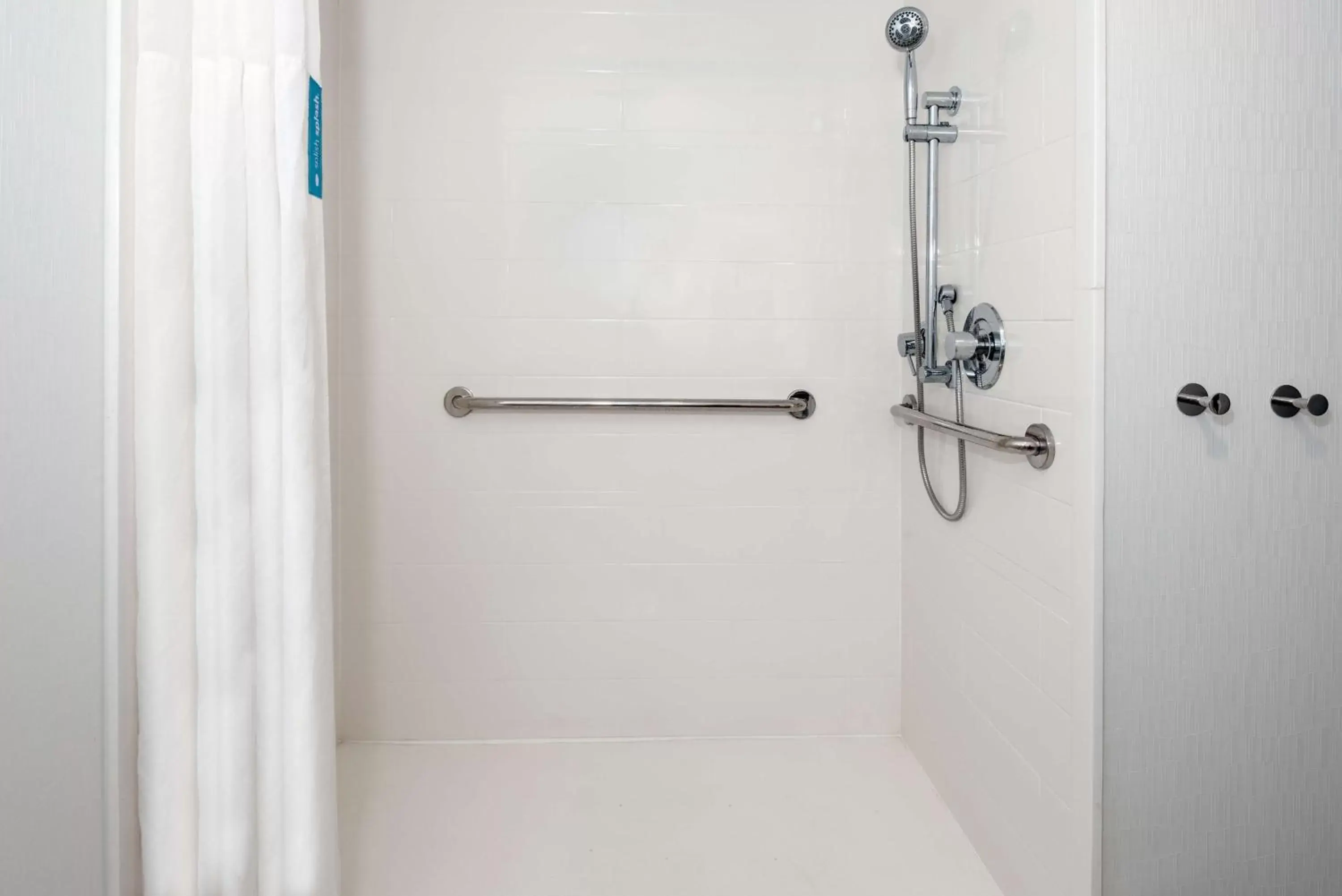 Double Room with Two Queen Beds and Bath Tub - Mobility and Hearing Access/Non-Smoking in Hampton Inn Salisbury Double Room with Two Queen Beds and Bath Tub - Mobility and Hearing Access/Non-Smoking in Hampton Inn Salisbury