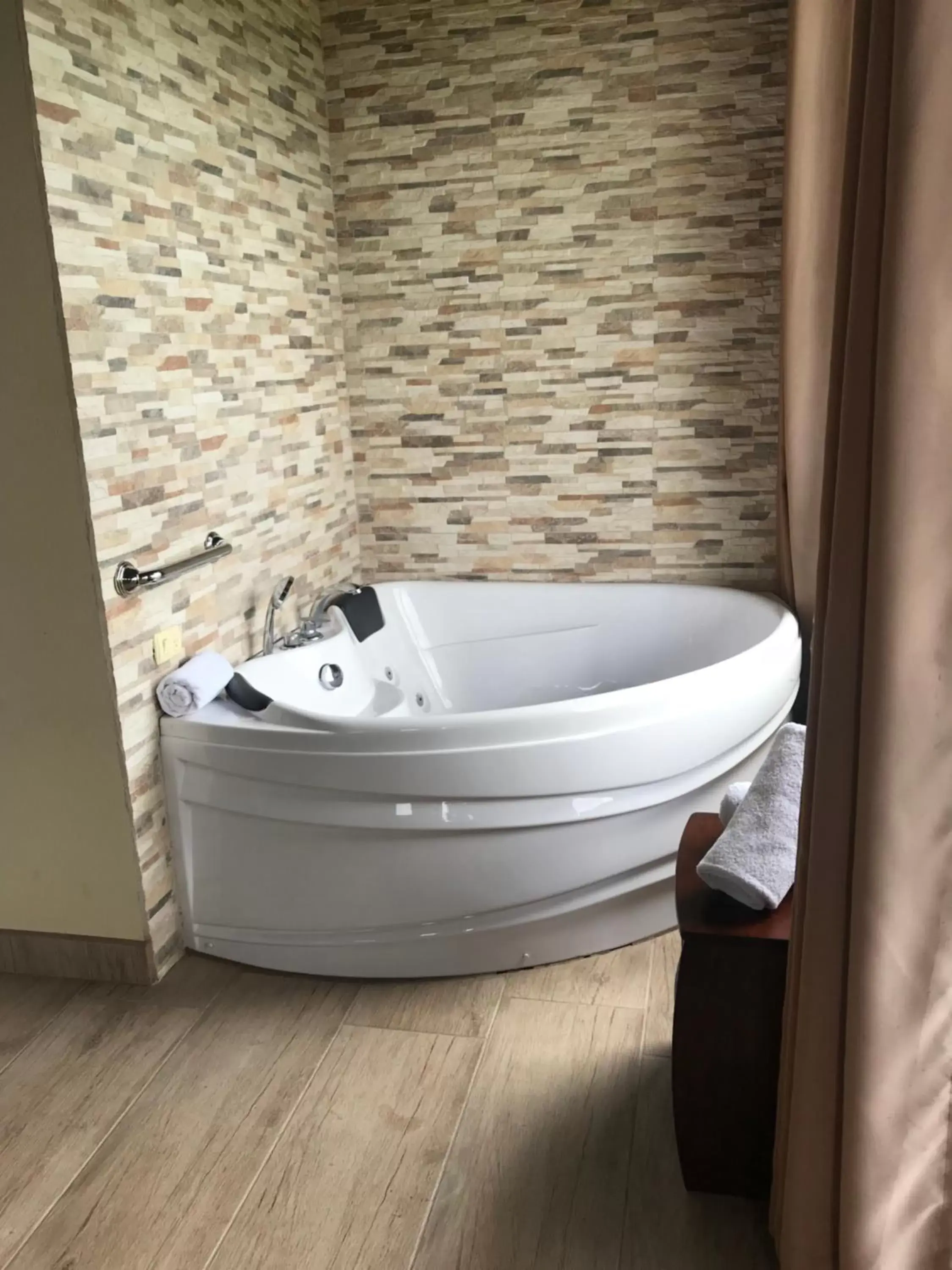 Hot Tub, Bathroom in Arenal Roca Suites