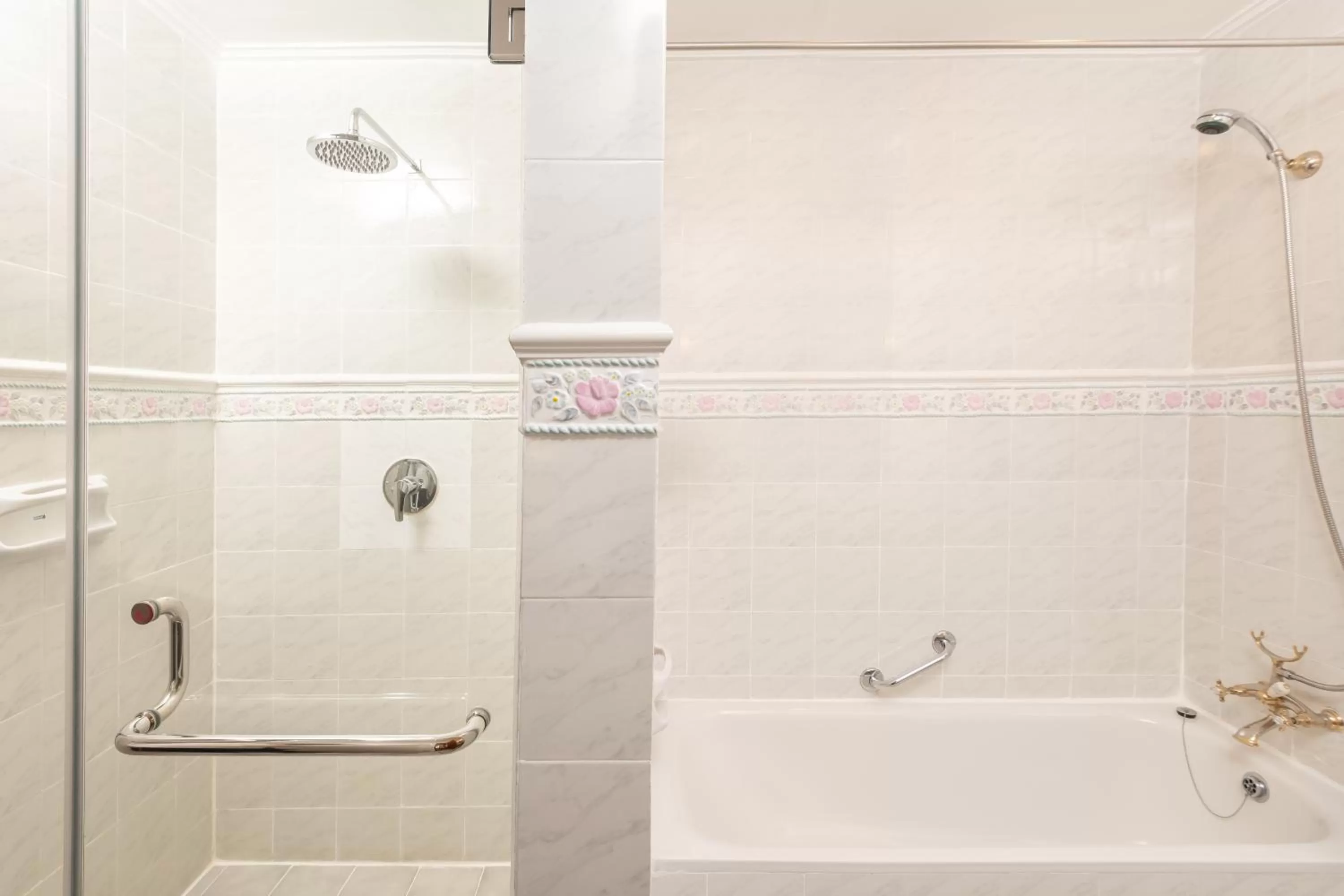 Shower in The Grand Hotel - Heritage Grand