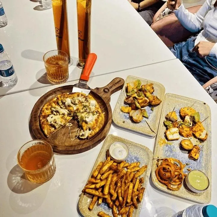 Restaurant/places to eat in Hotel Raas Inn, New Hotel