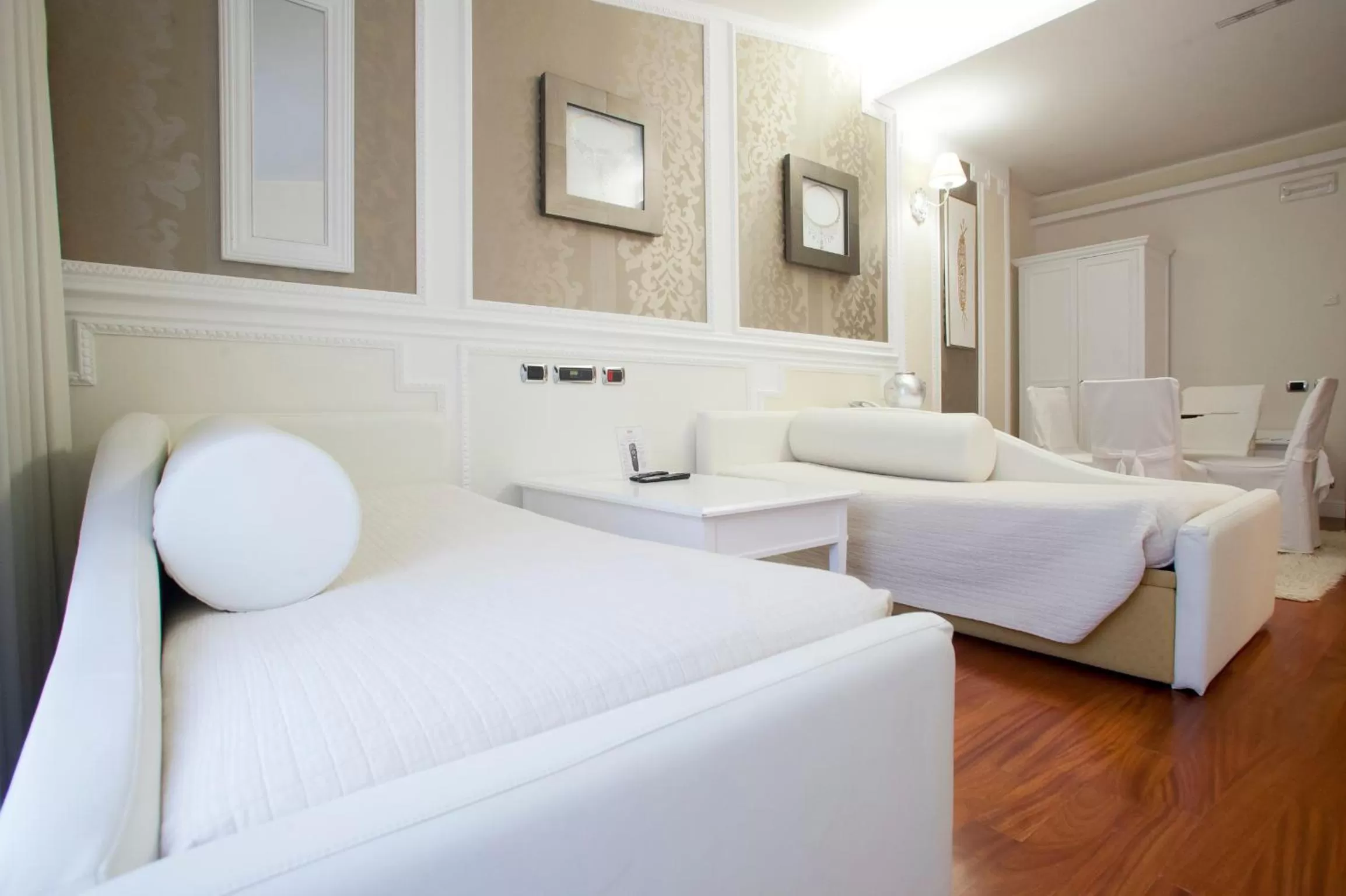 Photo of the whole room, Bed in Euroterme