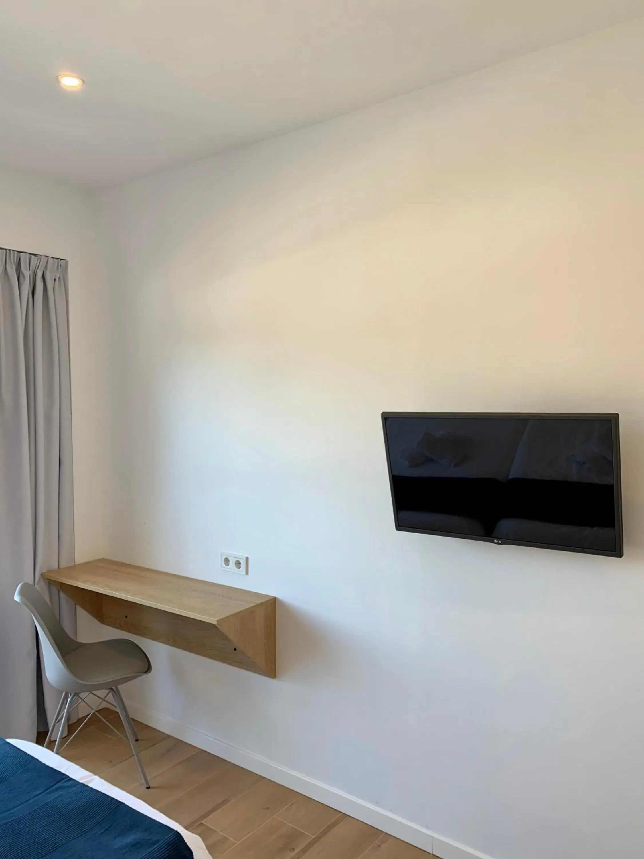 TV and multimedia, TV/Entertainment Center in Hostal Alcina