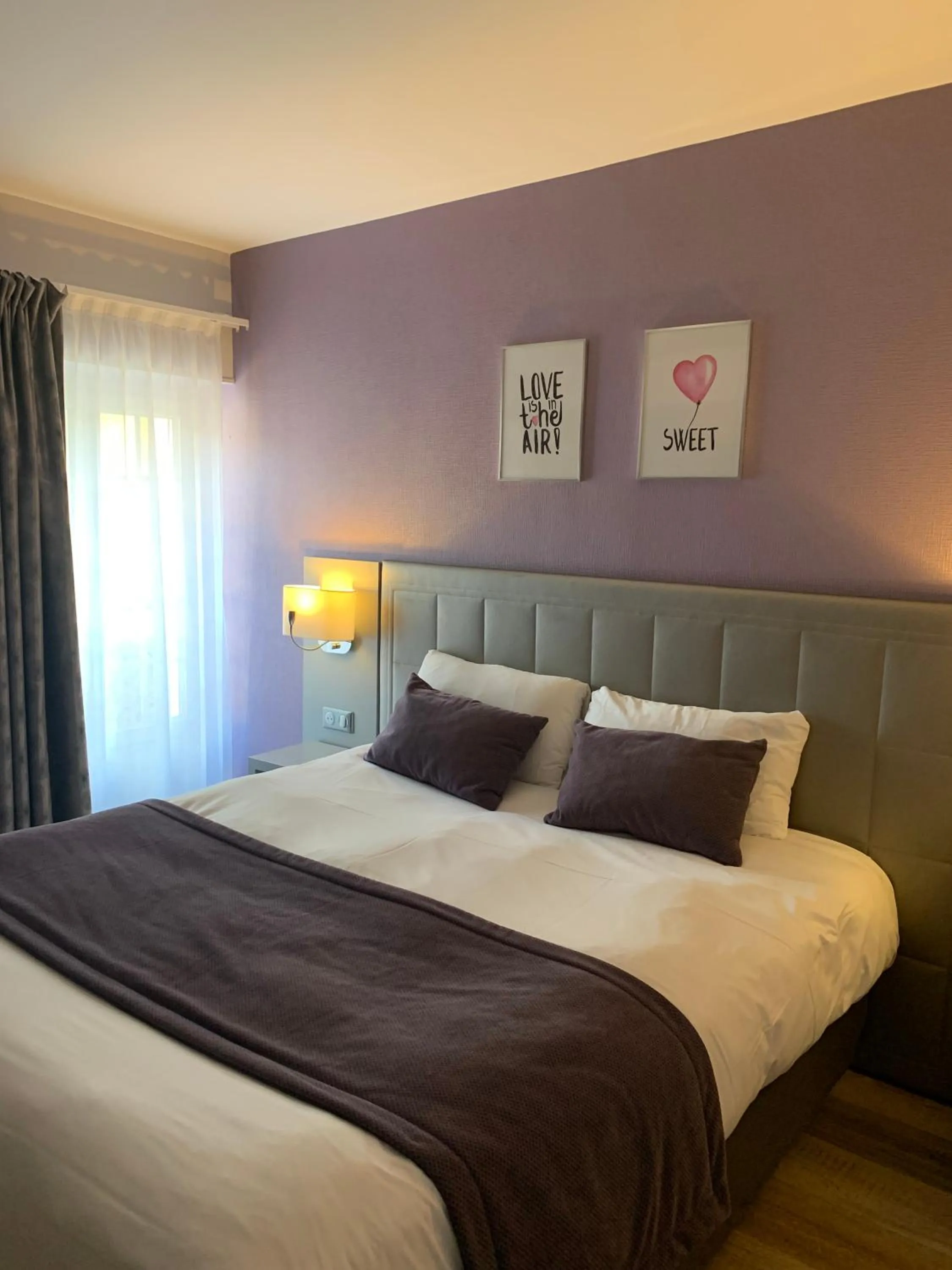 Bed in Logis Hôtel Restaurant Le Moulin de la Coudre