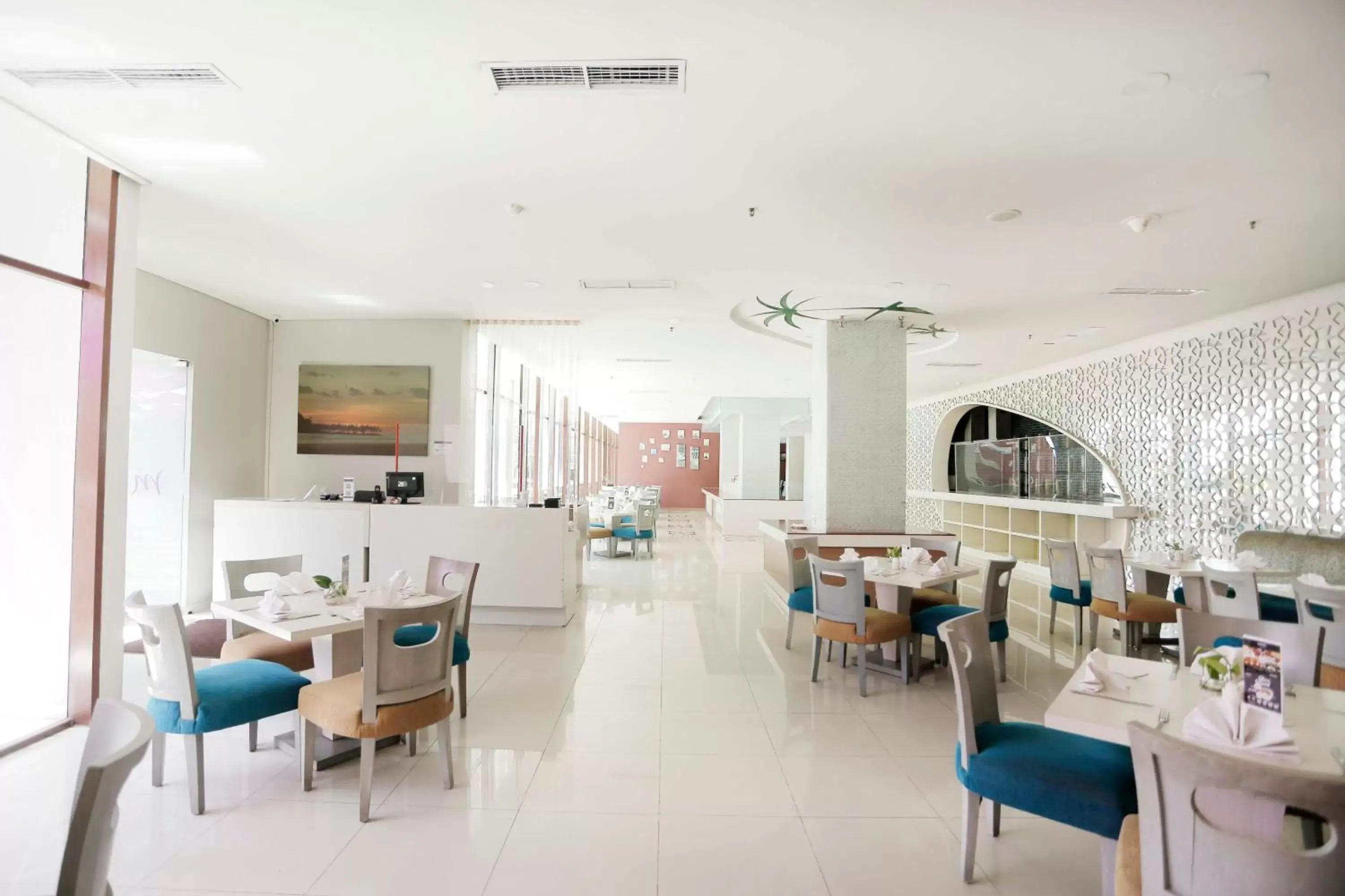 Restaurant/Places to Eat in Mercure Padang