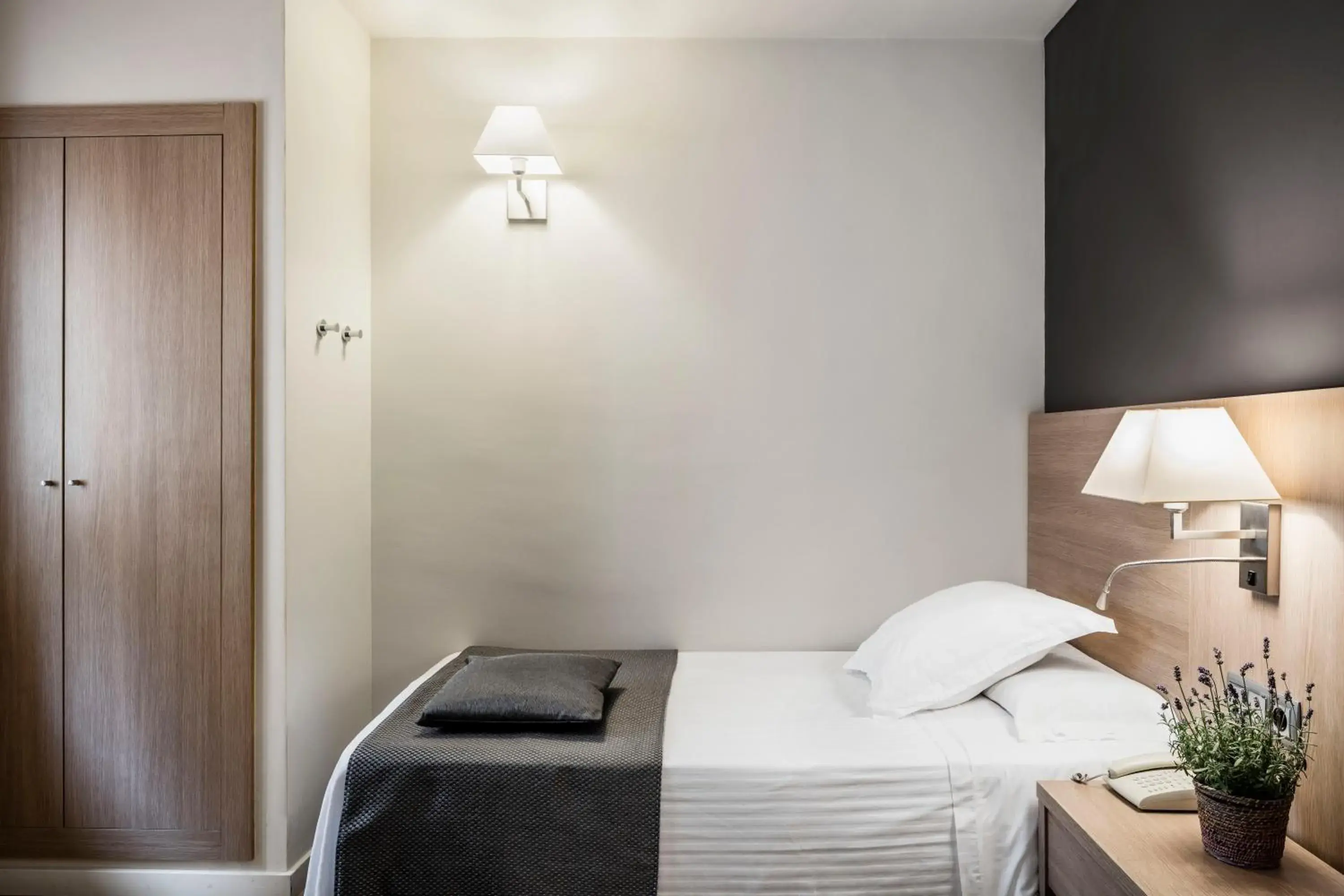 Quiet street view, Bed in Balneari Termes Victòria Quiet street view, Bed in Balneari Termes Victòria