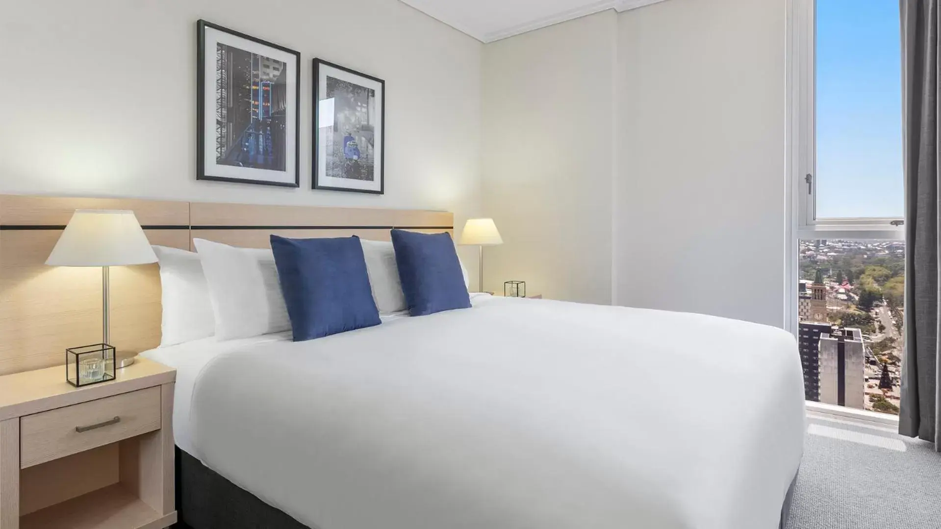 Bedroom, Bed in Oaks Brisbane Festival Suites