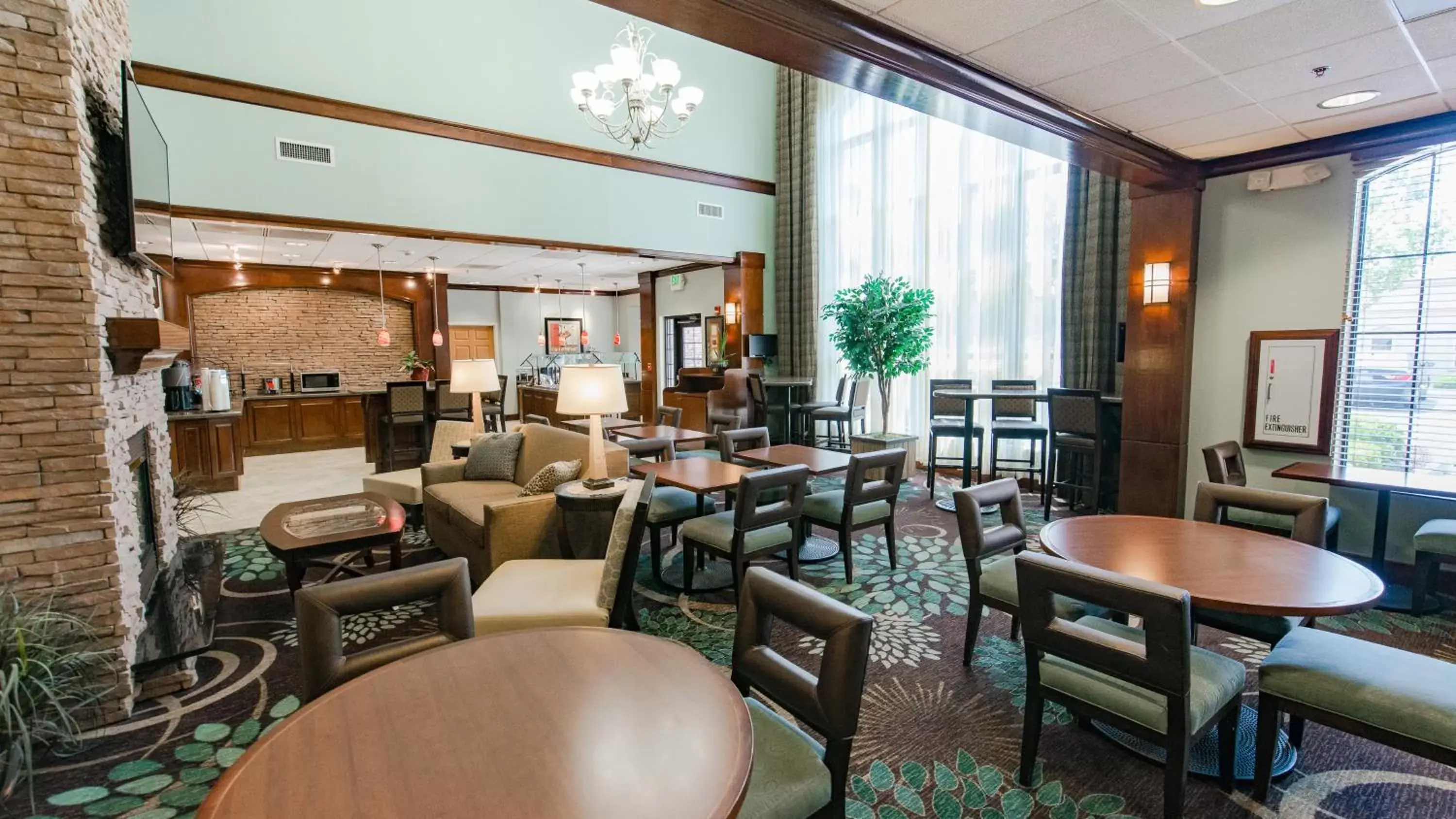 Restaurant/places to eat, Lounge/Bar in Staybridge Suites Wilmington East, an IHG Hotel