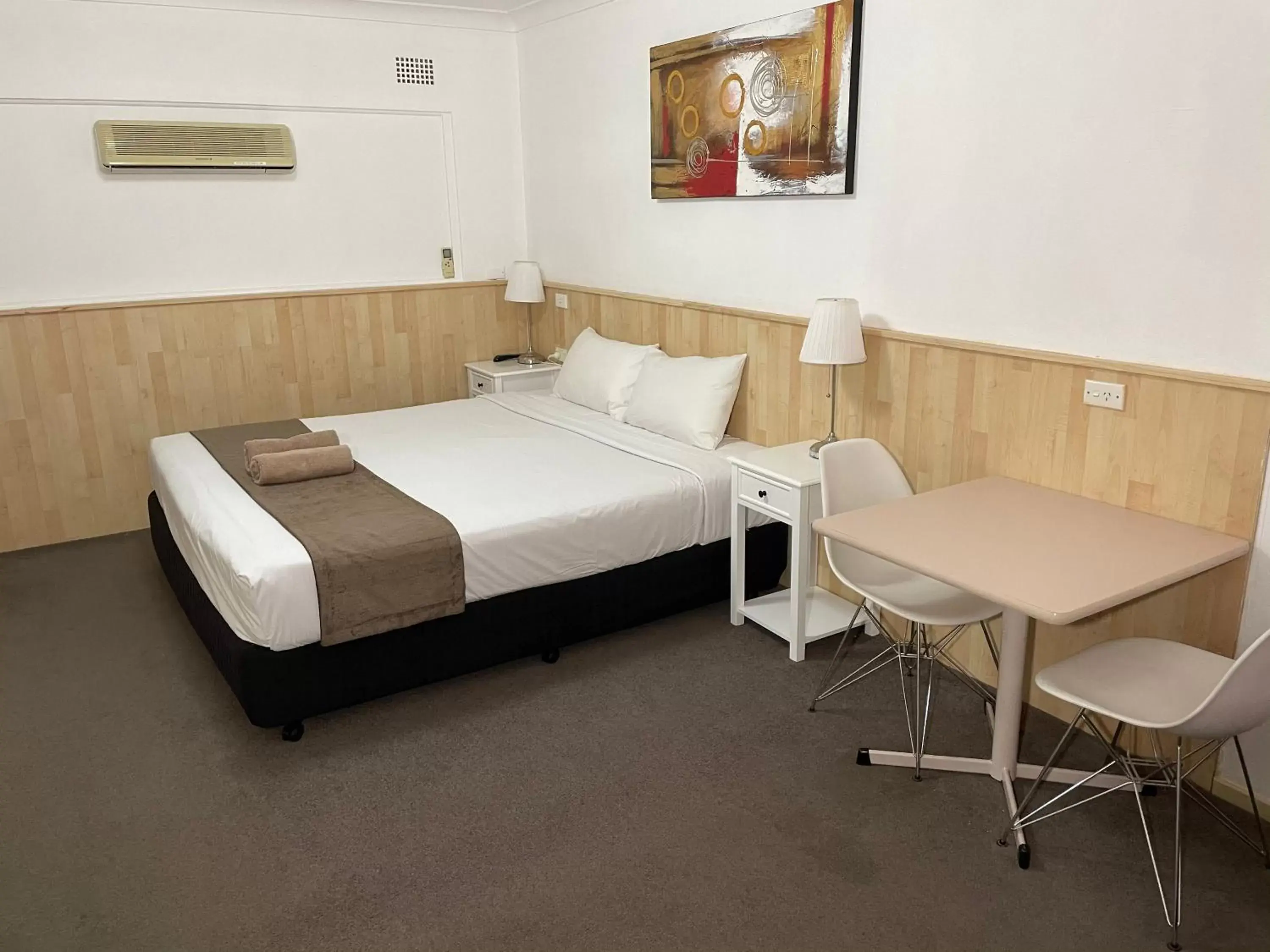 Bed in Countryman Motor Inn Cowra