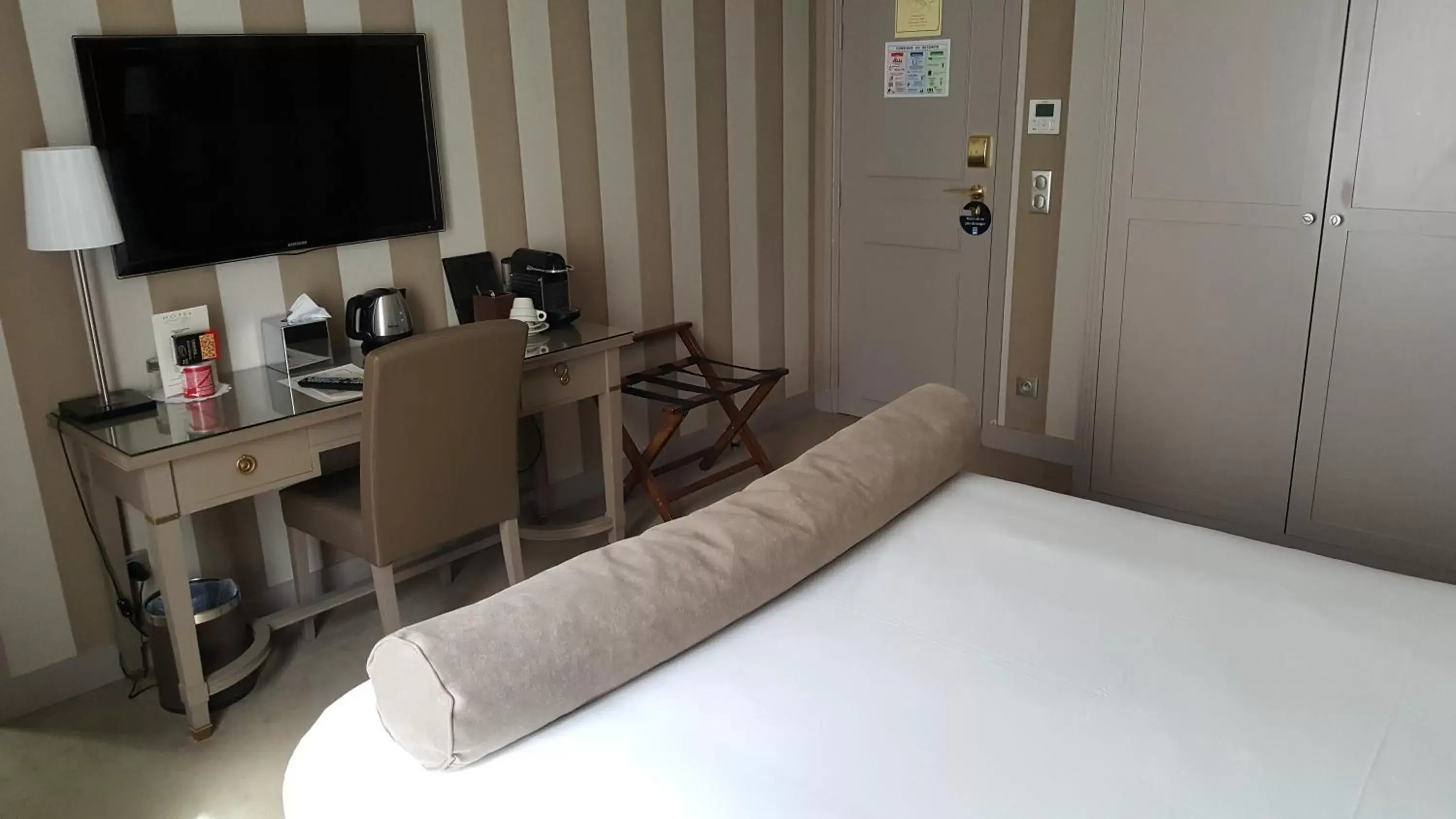 Bedroom, Bed in Hotel Saint Cyr Etoile