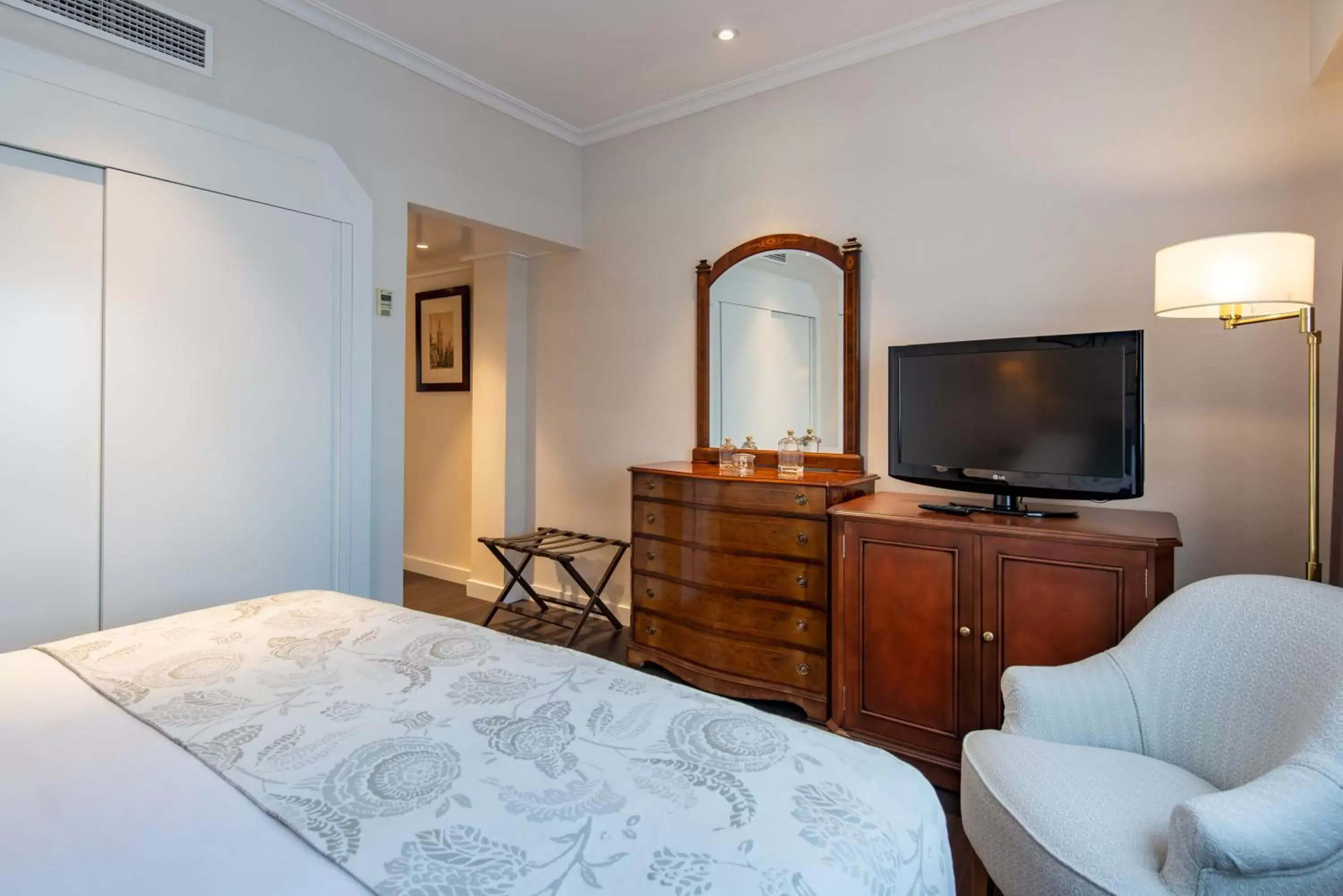 TV and multimedia, Bed in Hotel Praga TV and multimedia, Bed in Hotel Praga