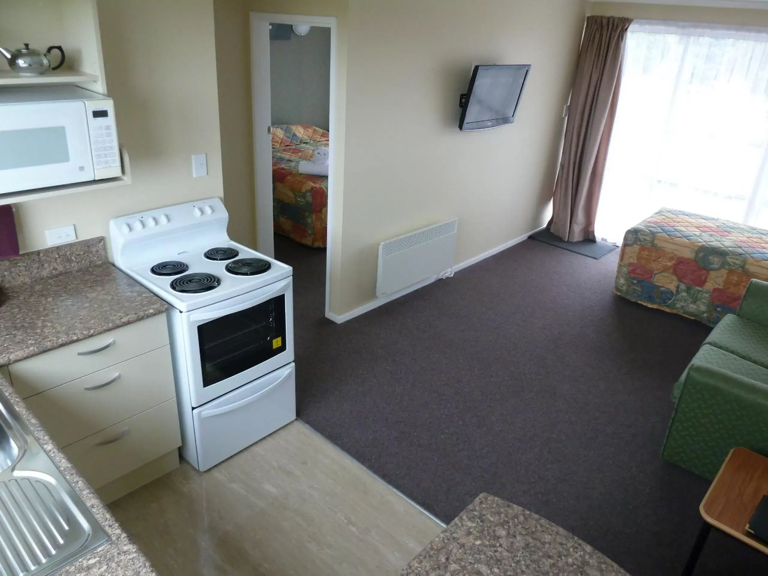 Photo of the whole room, Kitchen/Kitchenette in Monarch Motel