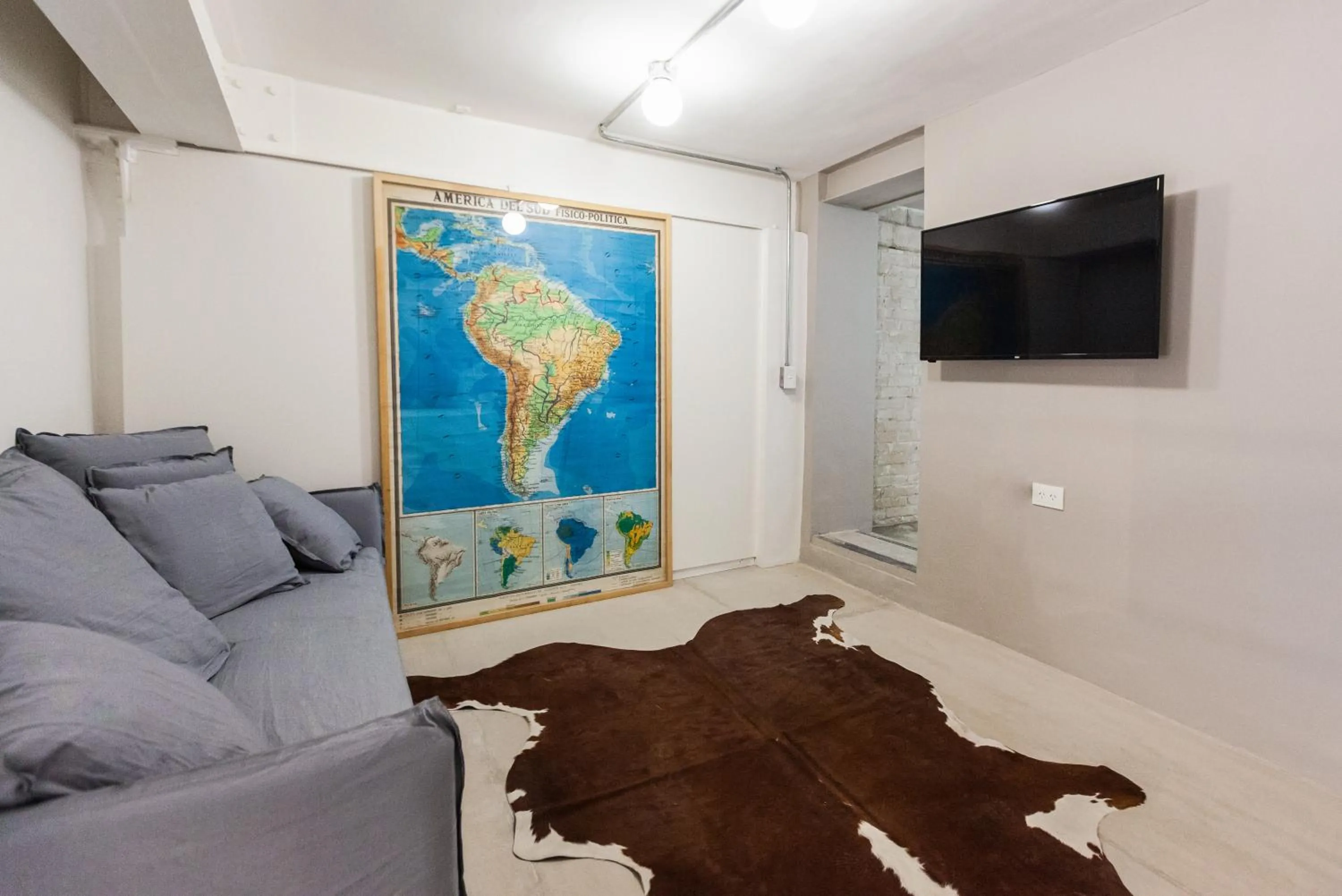 Communal lounge/ TV room in Franca City Hostel