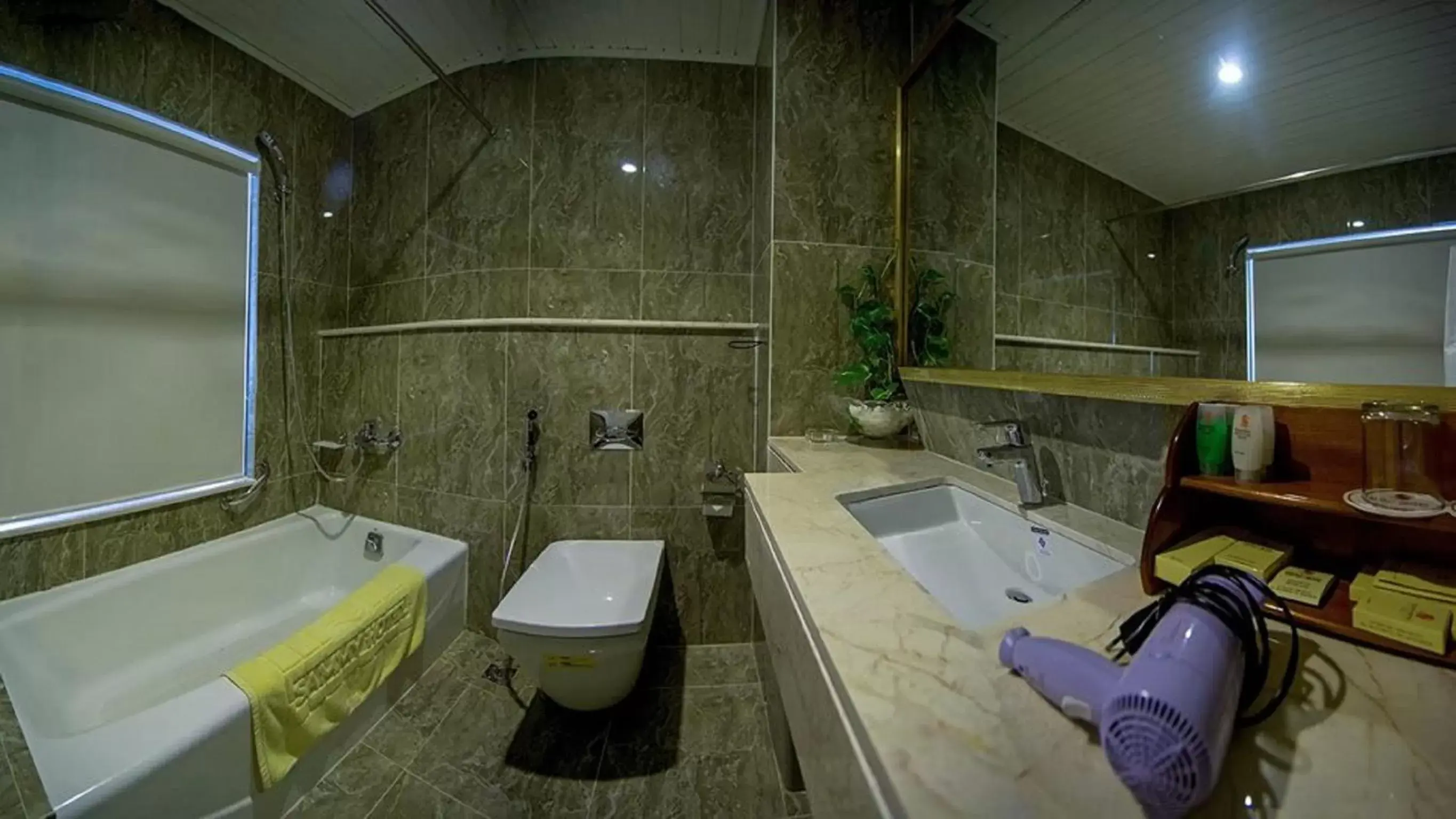 Shower, Bathroom in Sammy Hotel