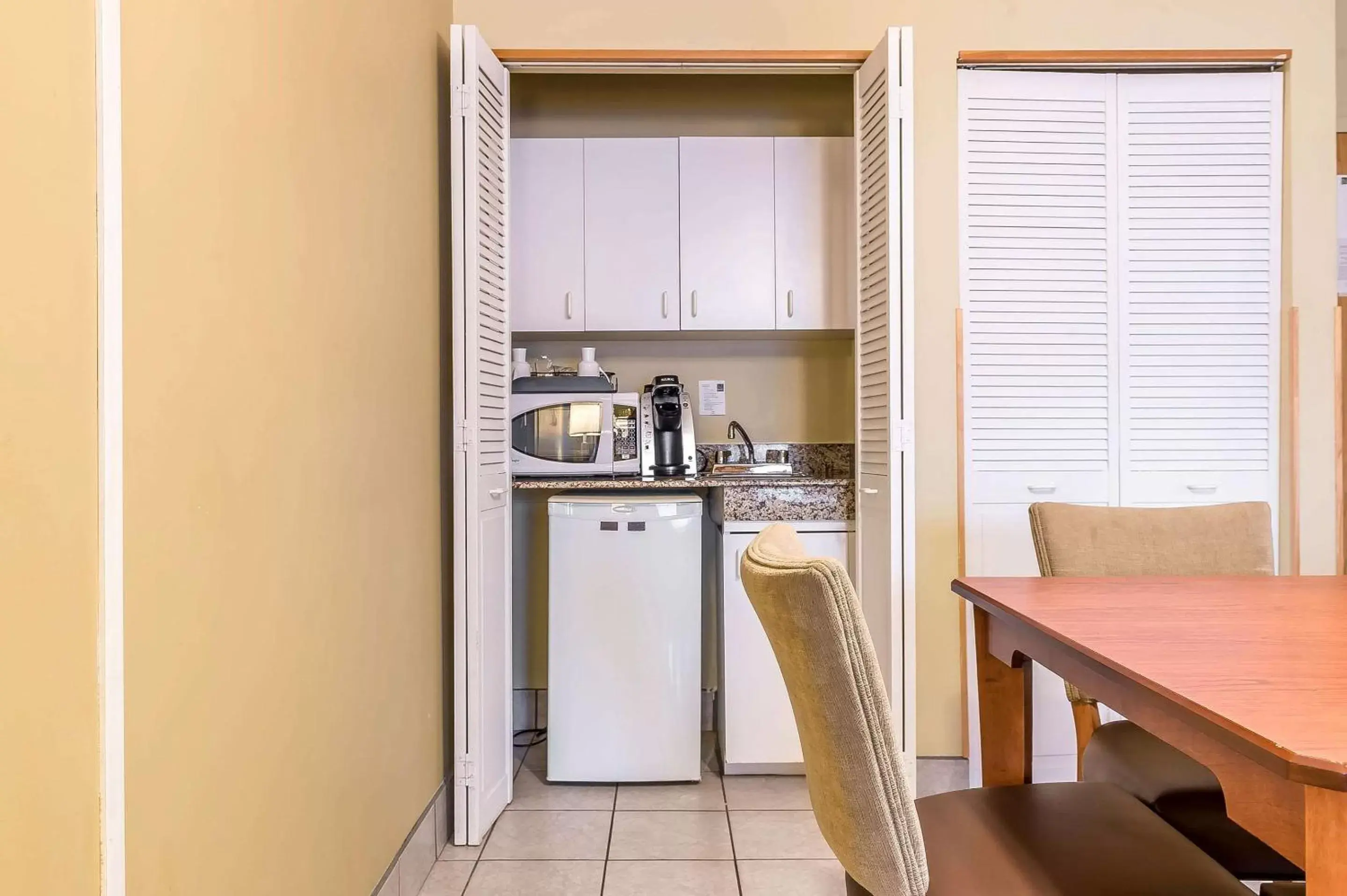 Bedroom, Kitchen/Kitchenette in Quality Inn & Suites Hawkesbury