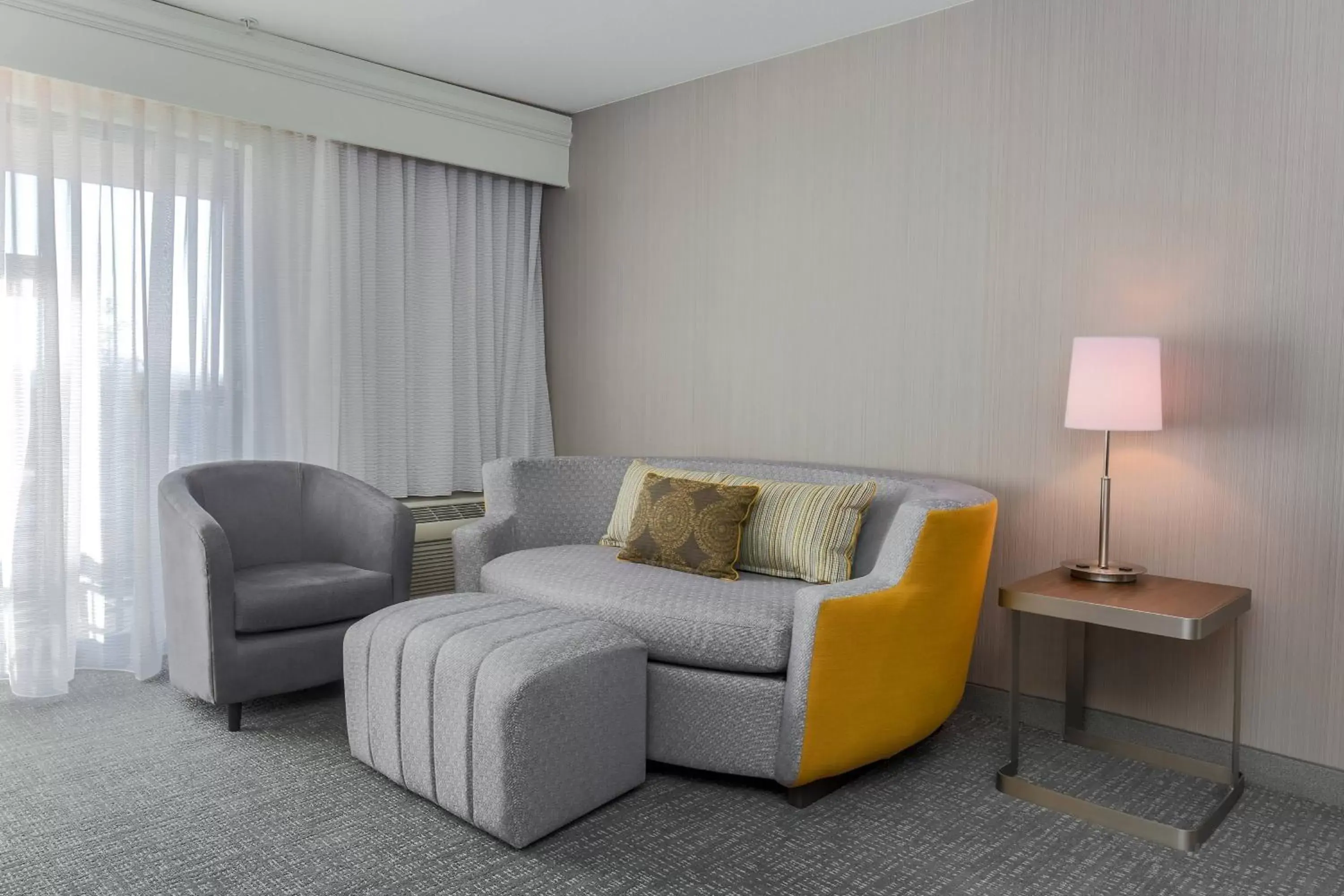 Living room, Seating Area in Courtyard by Marriott Roseville Galleria Mall/Creekside Ridge Drive