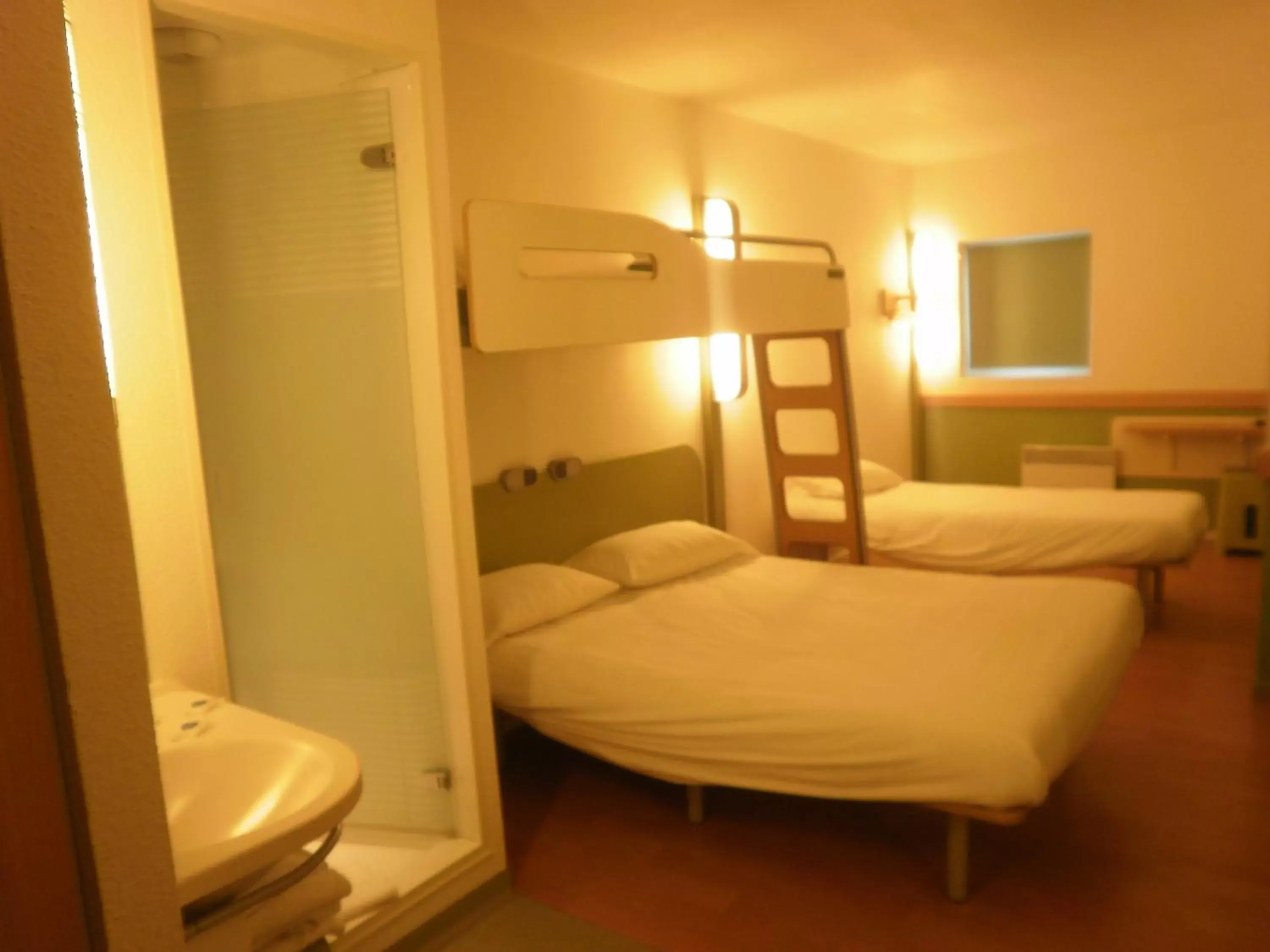 Photo of the whole room, Bunk Bed in ibis budget Roye