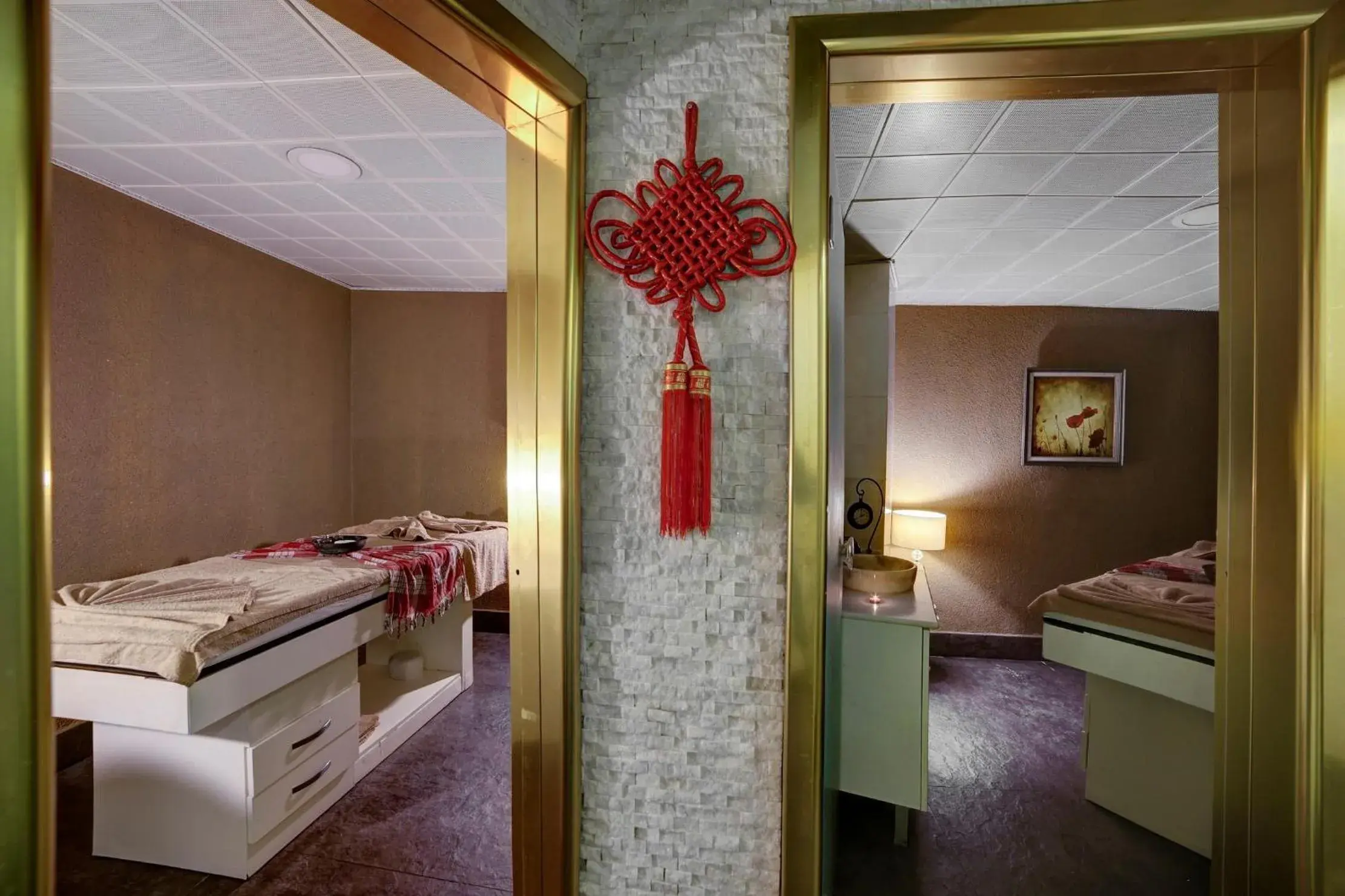 Massage, Bathroom in White Monarch Hotel