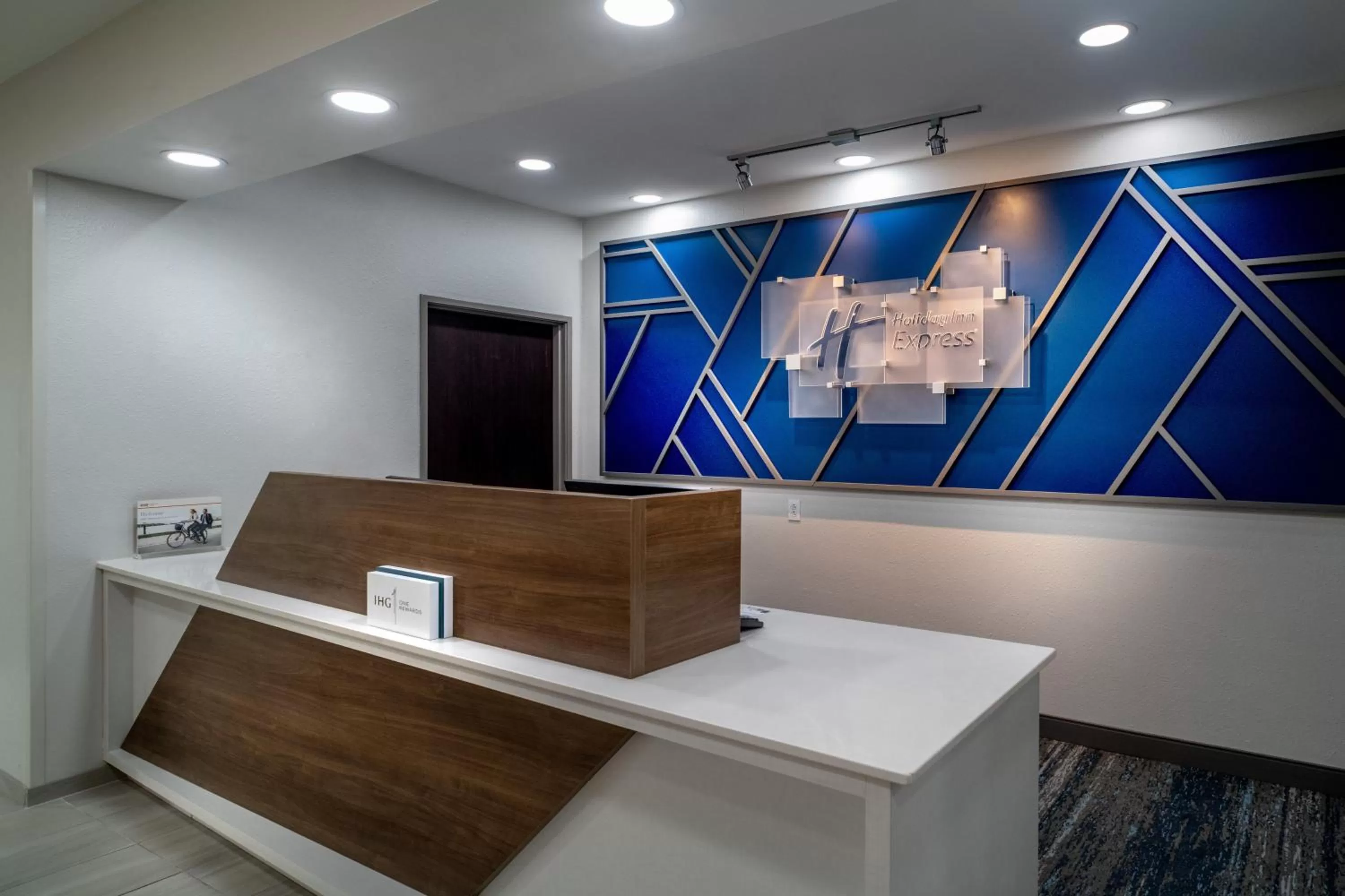 Lobby or reception in Holiday Inn Express - Charleston/Kanawha City by IHG