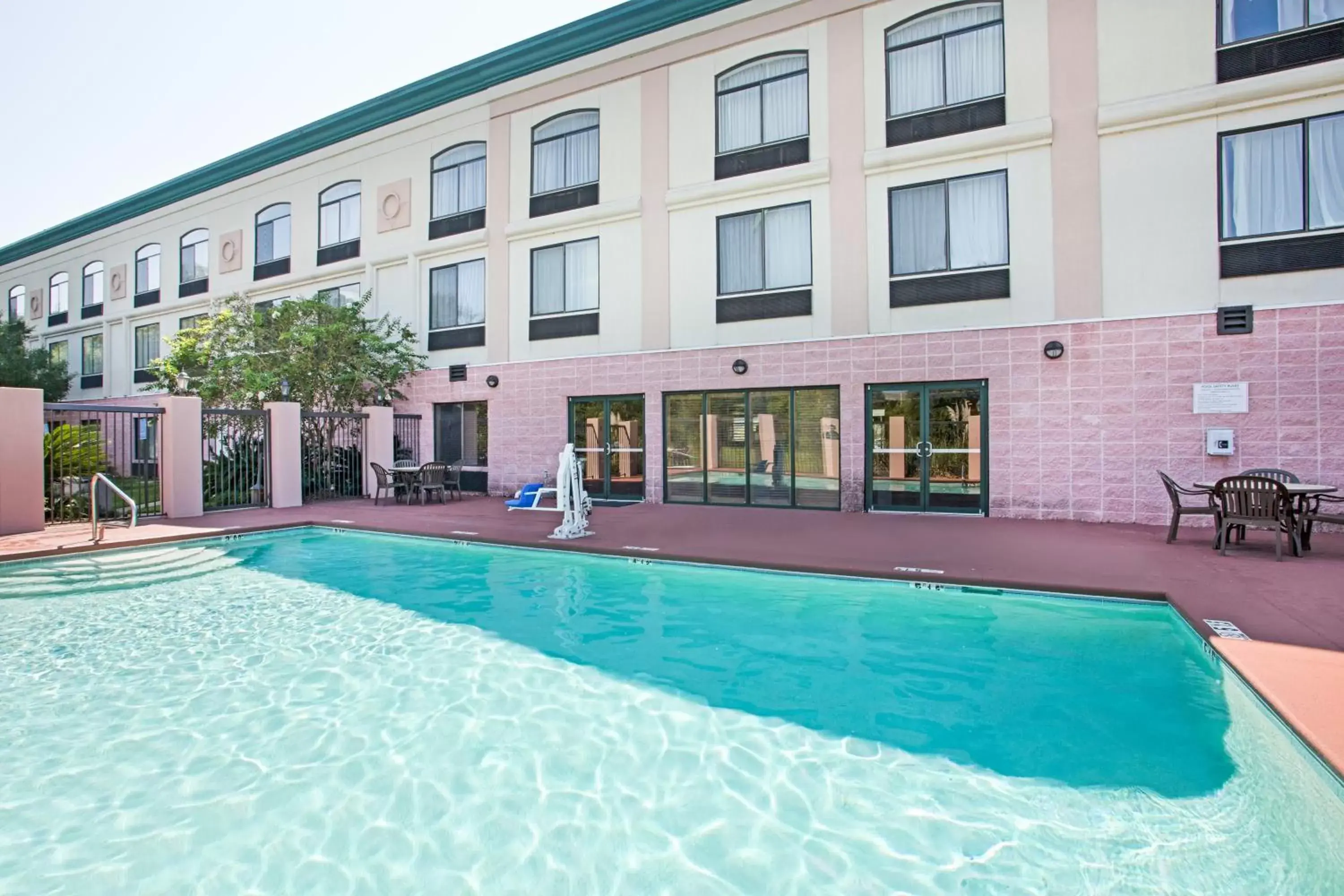 Swimming pool, Property Building in Holiday Inn Express & Suites - Mobile - I-65, an IHG Hotel