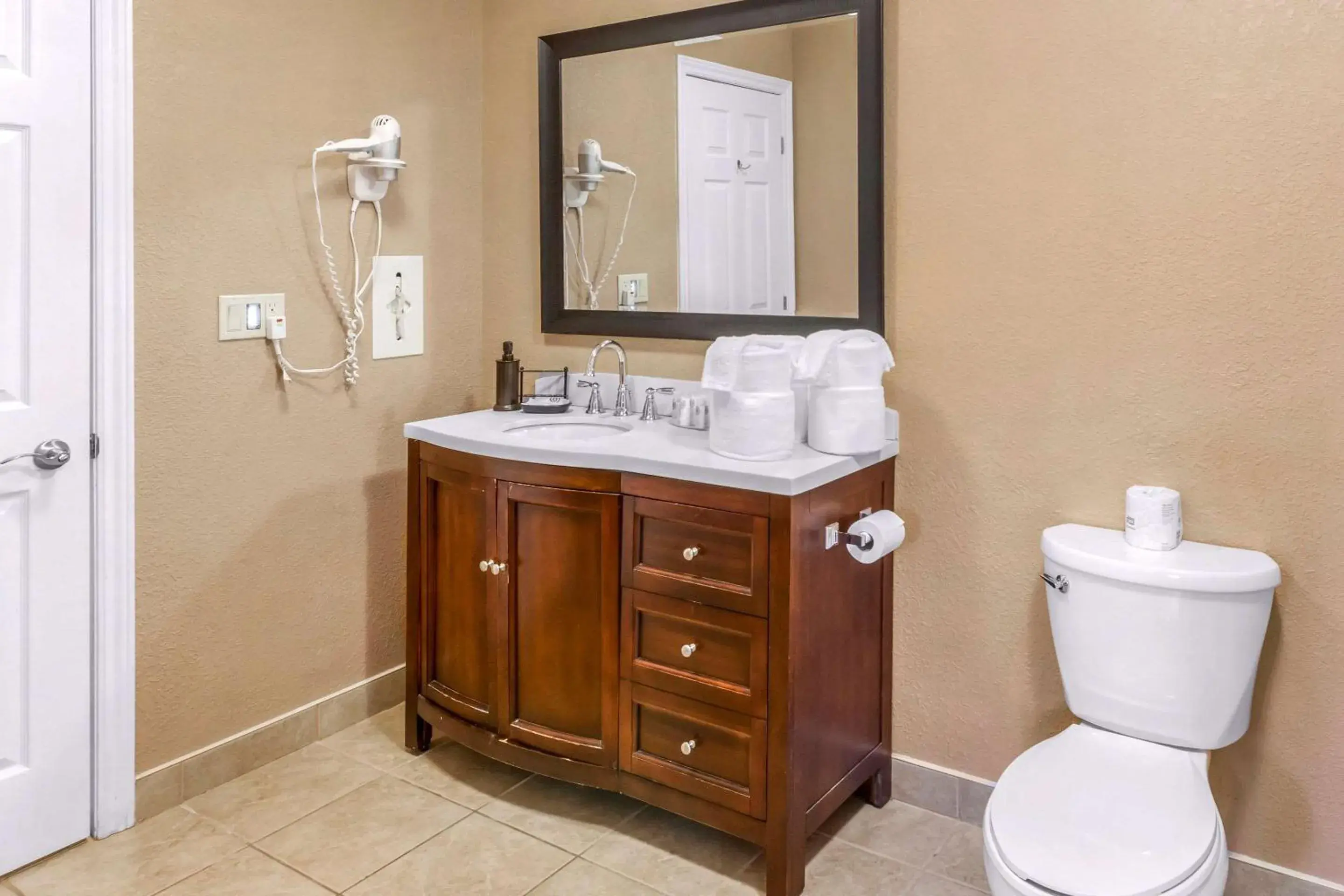 Photo of the whole room, Bathroom in Comfort Inn & Suites Thousand Islands Harbour District