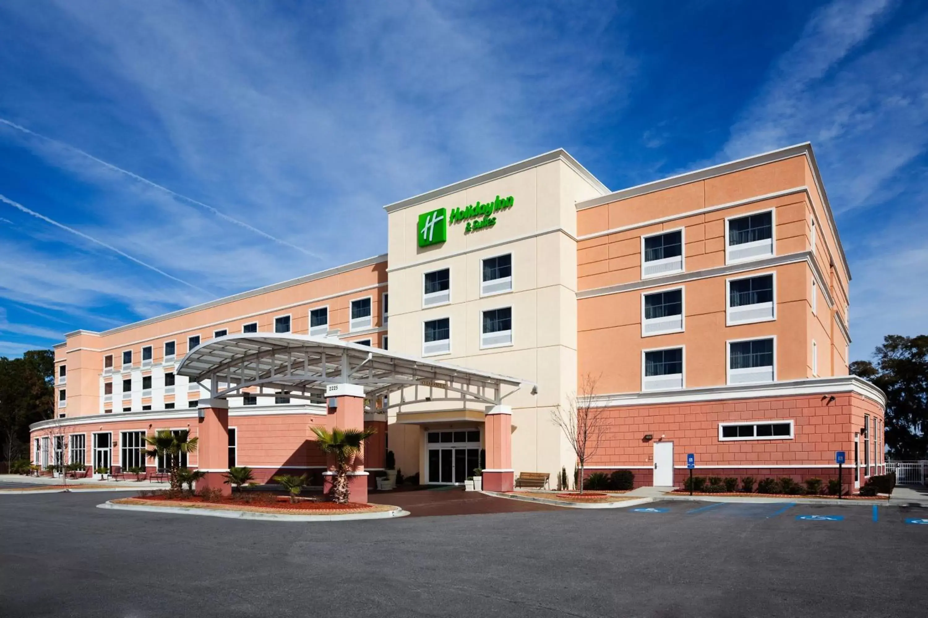 Property building in Holiday Inn Hotel & Suites Beaufort at Highway 21 by IHG Property building in Holiday Inn Hotel & Suites Beaufort at Highway 21 by IHG