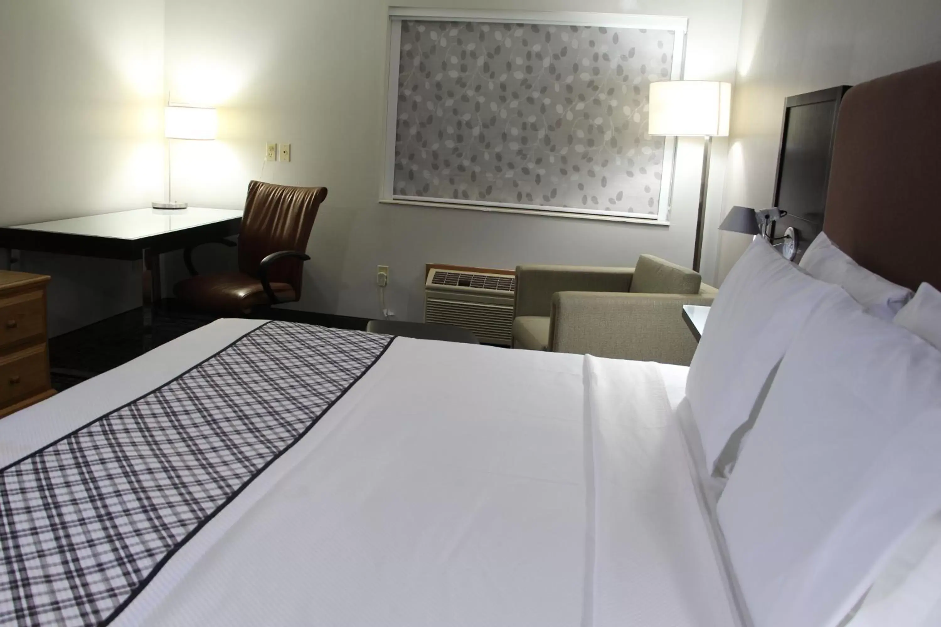 Bed in Westbridge Inn & Suites