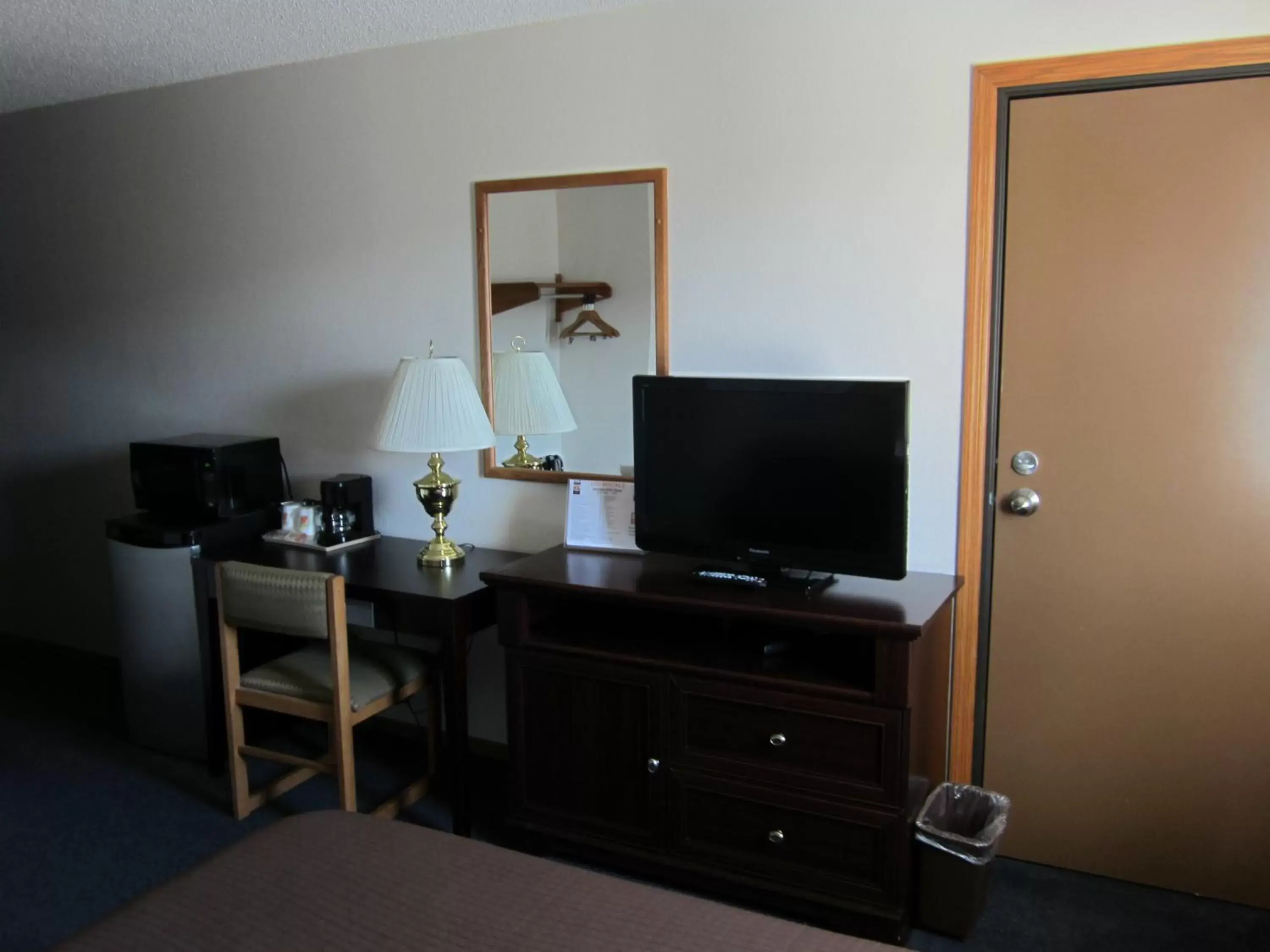 TV and multimedia, TV/Entertainment Center in Super 8 by Wyndham Williams Lake BC
