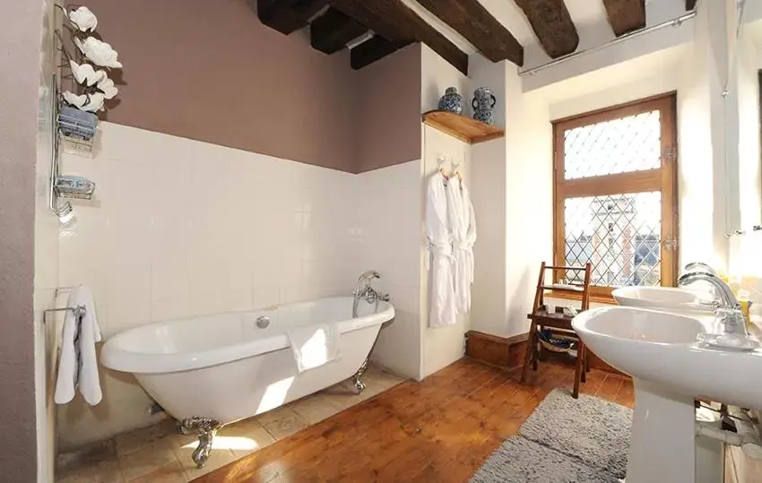 Bathroom in Chateau de Jallanges - Les Collectionneurs