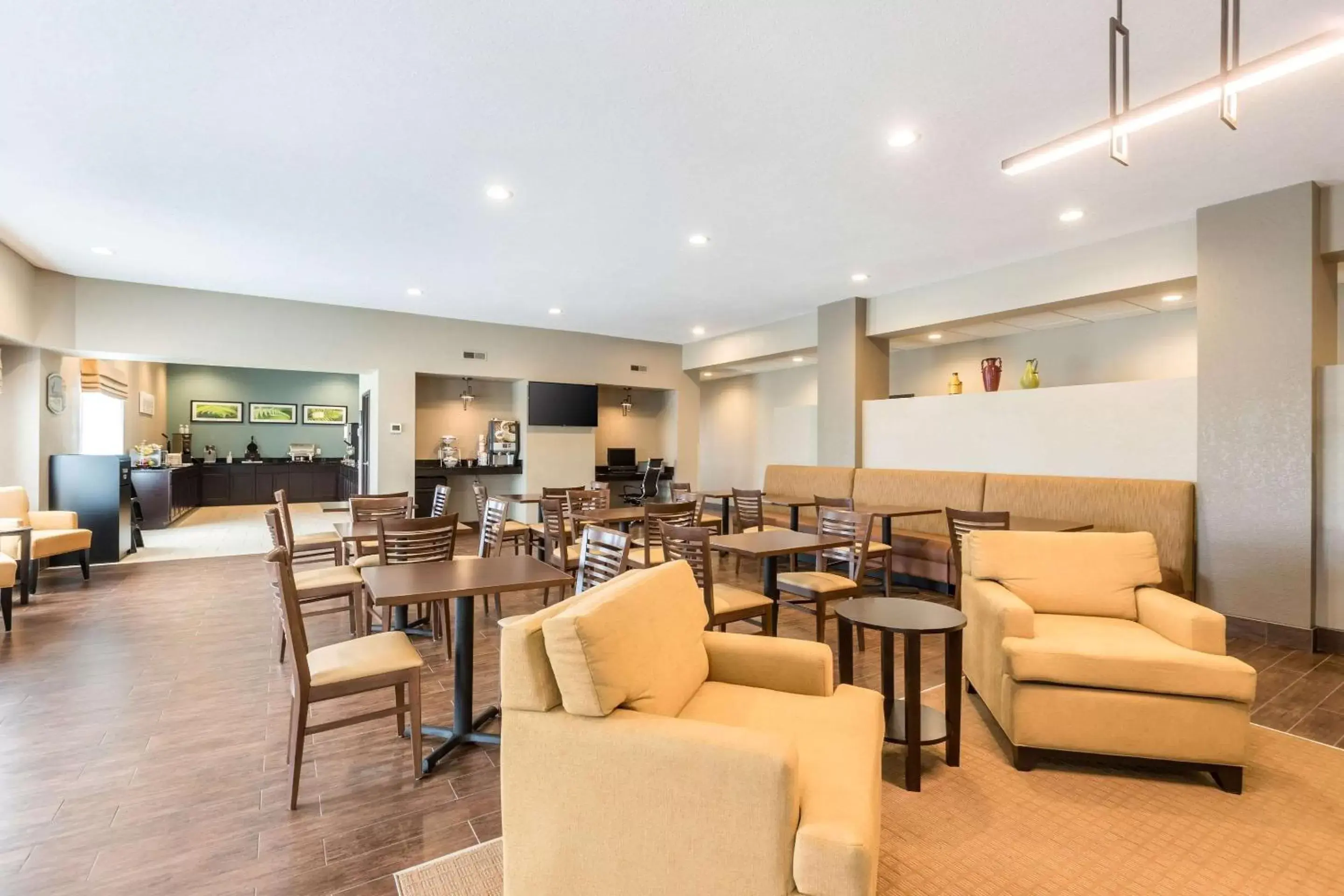 Restaurant/places to eat, Lounge/Bar in Sleep Inn & Suites West Des Moines near Jordan Creek