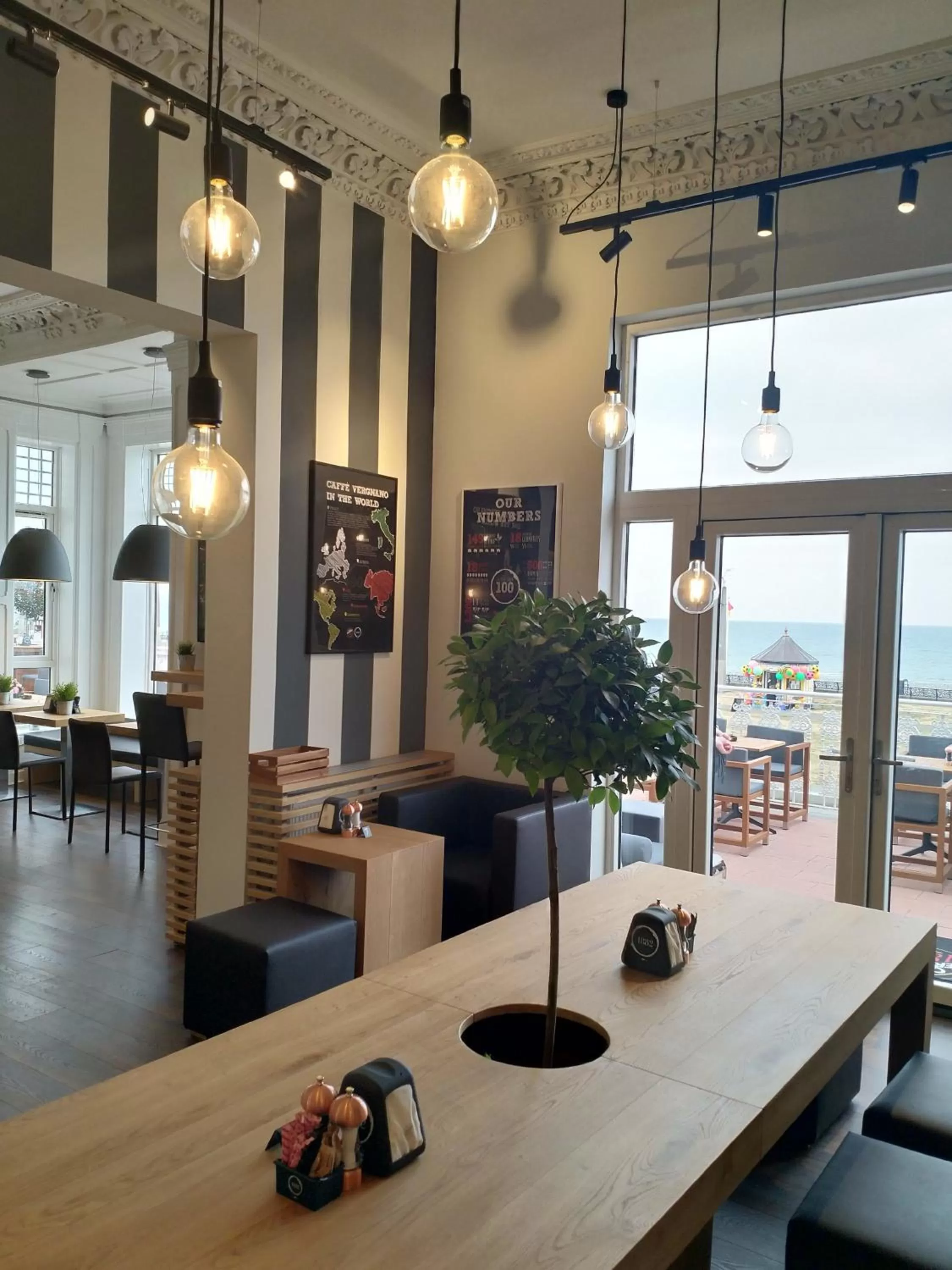 Restaurant/places to eat in The Strand Hotel, the former residence of Oscar Wilde