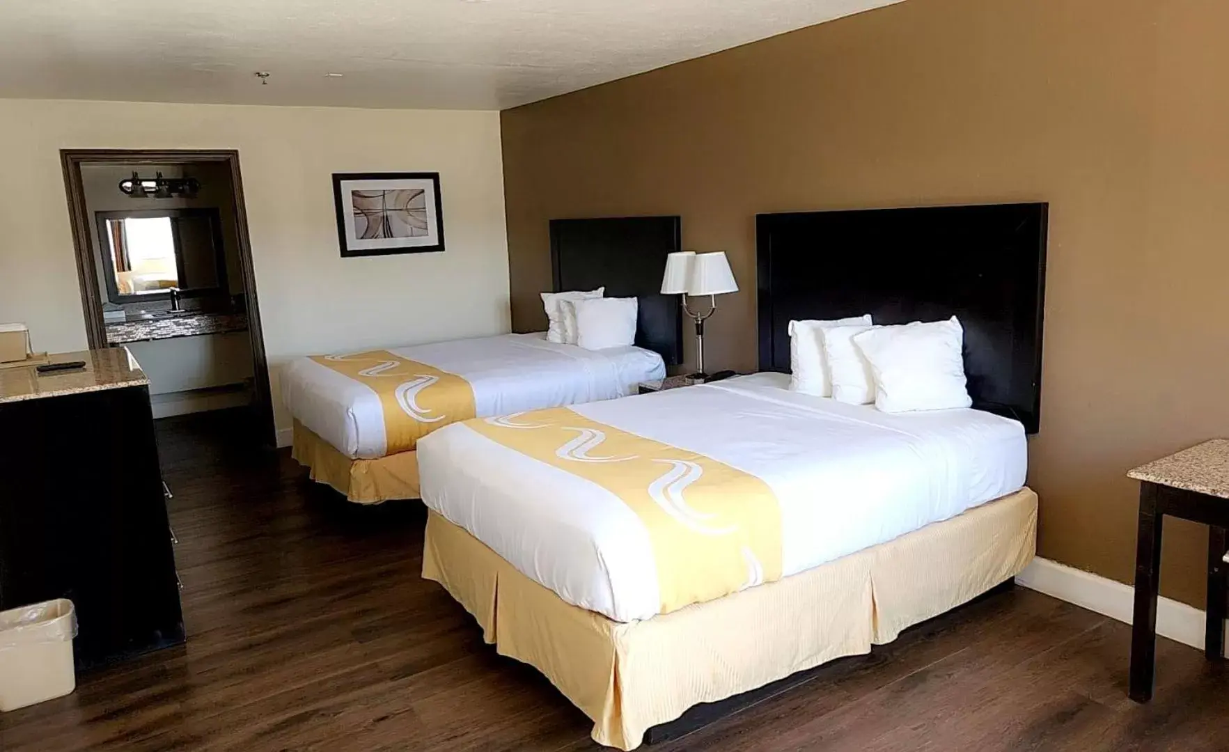 Photo of the whole room, Bed in Quality Inn & Suites Del Rio