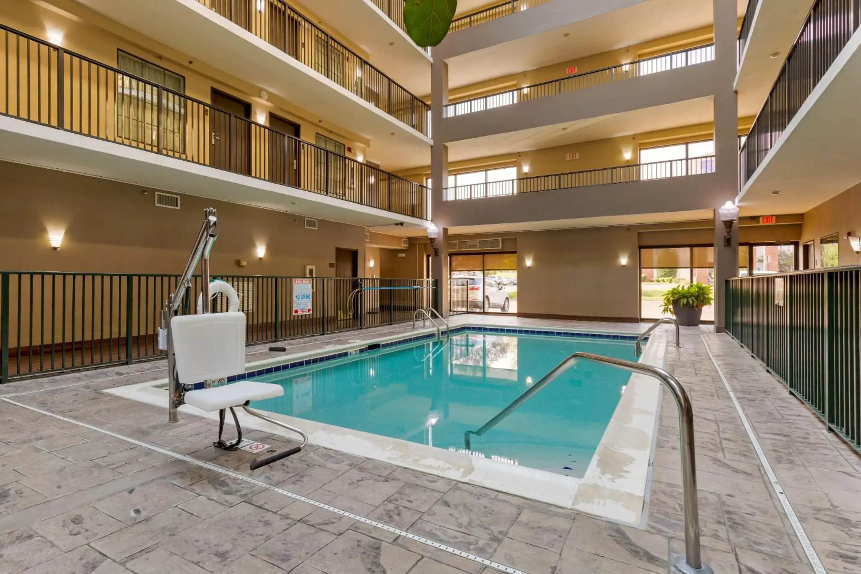 Activities, Swimming Pool in Comfort Suites Fredericksburg South