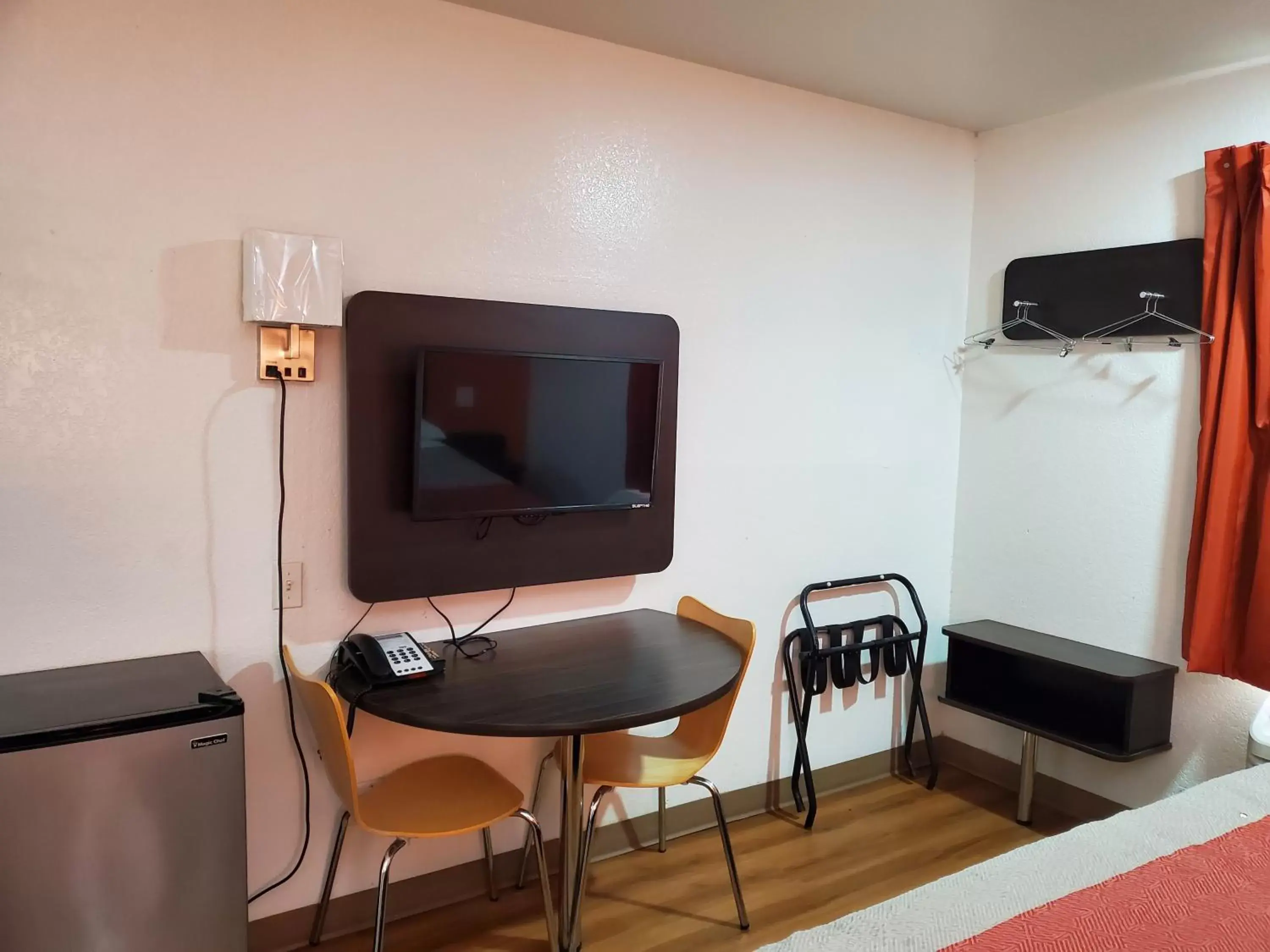 Bedroom, TV/Entertainment Center in Motel 6 Little Rock AR South