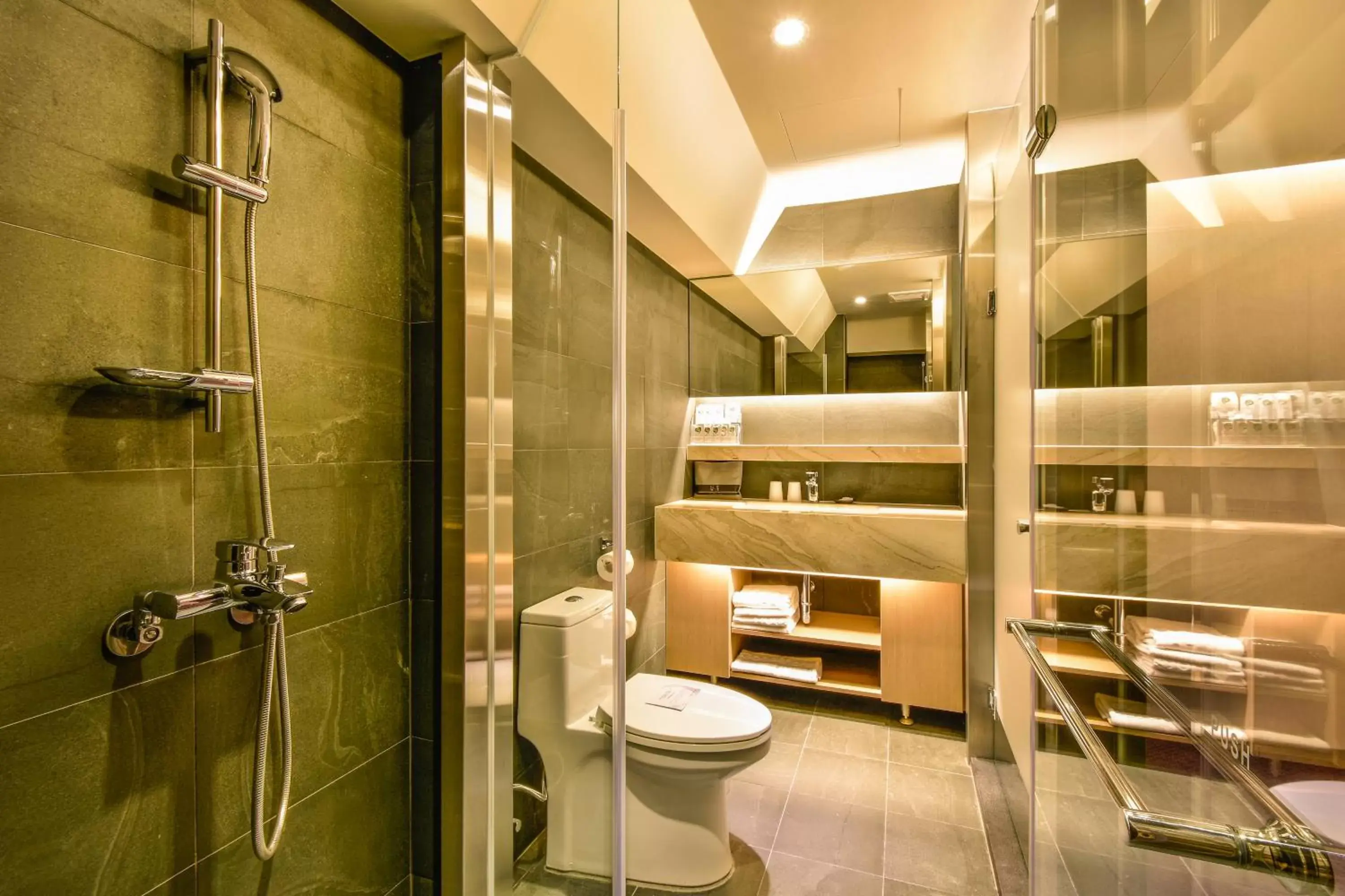Bathroom in Goodmore Hotel